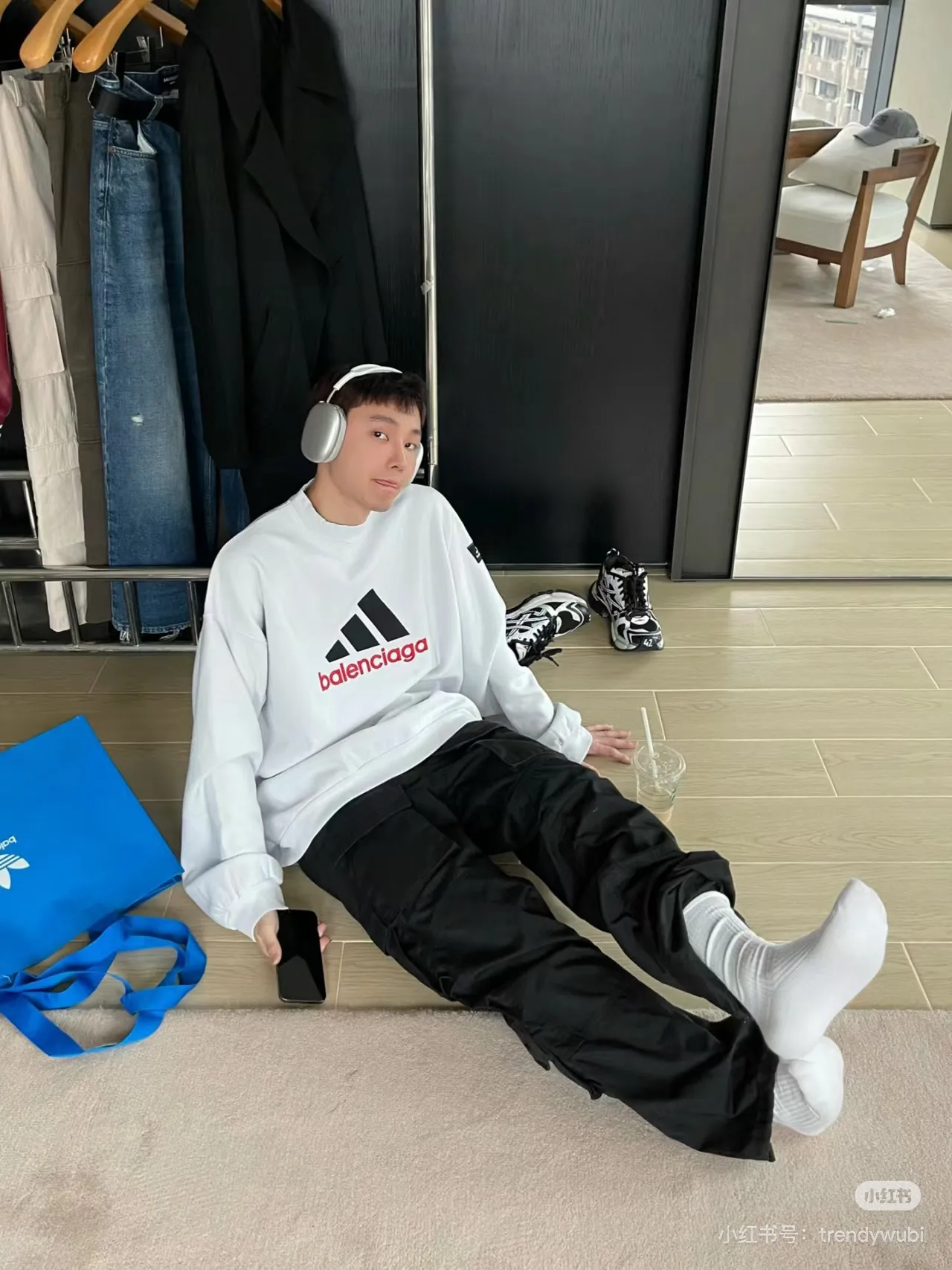 ♻️💯Upper body reference model picture❤️New] Balenciaga x Adidas joint logo embroidered round neck sweatshirt. The embroidery is embroidered with imported Tajima embroidery machine, with three-dimensional effect. Clear lines. No rough edges and miscellaneous threads. Ultra-high-tech embroidery. It uses 26 counts of combed cotton + 10 counts of pure cotton. The gram weight is 480g. The fabric uses high-quality domestic Xinjiang cotton yarn. Xinjiang cotton is recognized as a superior material among domestic cotton. The fabric is woven with the internationally recognized Fukuhara knitting machine. The fabric has clear texture, good resilience, strong wrinkle resistance, good wear resistance and breathability, and is close to the skin. It is not easy to loosen and has a long-lasting widening effect. The fabric has good gloss, strength, good wear resistance, low shrinkage, and a good skeleton feel. The pure cotton cloth is produced by air flow liquid cylinder. The environmentally friendly dyeing meets the national first-class product requirements. It is not easy to fade and is not prone to creases and claw marks. The version is well-fitting and can be worn all year round. The sewing machine needle uses No. 9 round-headed needles. It does not puncture or break the fibers of the fabric. The density of the thread is 3CM/14 needles. It is tight, not loose and not sparse. The sewing thread uses imported oil-proof treated thread, and there will be no oil stains. Kanche is imported with a silver sword and does not eat cloth. No cloth left, full brand and high-quality goods color: white size: 1-4 style number: 8995