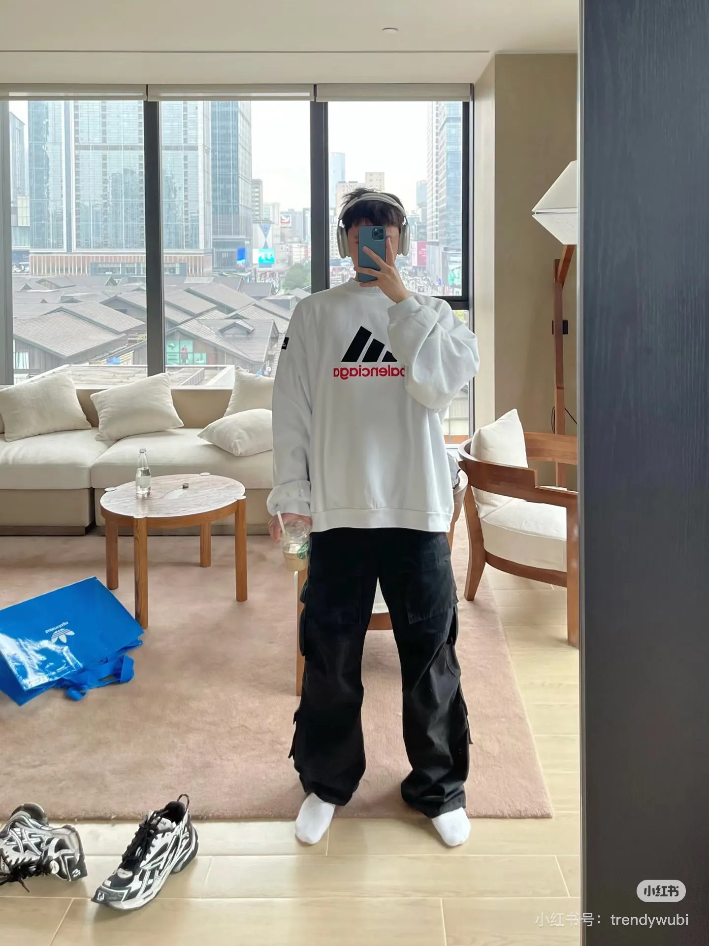 ♻️💯Upper body reference model picture❤️New] Balenciaga x Adidas joint logo embroidered round neck sweatshirt. The embroidery is embroidered with imported Tajima embroidery machine, with three-dimensional effect. Clear lines. No rough edges and miscellaneous threads. Ultra-high-tech embroidery. It uses 26 counts of combed cotton + 10 counts of pure cotton. The gram weight is 480g. The fabric uses high-quality domestic Xinjiang cotton yarn. Xinjiang cotton is recognized as a superior material among domestic cotton. The fabric is woven with the internationally recognized Fukuhara knitting machine. The fabric has clear texture, good resilience, strong wrinkle resistance, good wear resistance and breathability, and is close to the skin. It is not easy to loosen and has a long-lasting widening effect. The fabric has good gloss, strength, good wear resistance, low shrinkage, and a good skeleton feel. The pure cotton cloth is produced by air flow liquid cylinder. The environmentally friendly dyeing meets the national first-class product requirements. It is not easy to fade and is not prone to creases and claw marks. The version is well-fitting and can be worn all year round. The sewing machine needle uses No. 9 round-headed needles. It does not puncture or break the fibers of the fabric. The density of the thread is 3CM/14 needles. It is tight, not loose and not sparse. The sewing thread uses imported oil-proof treated thread, and there will be no oil stains. Kanche is imported with a silver sword and does not eat cloth. No cloth left, full brand and high-quality goods color: white size: 1-4 style number: 8995