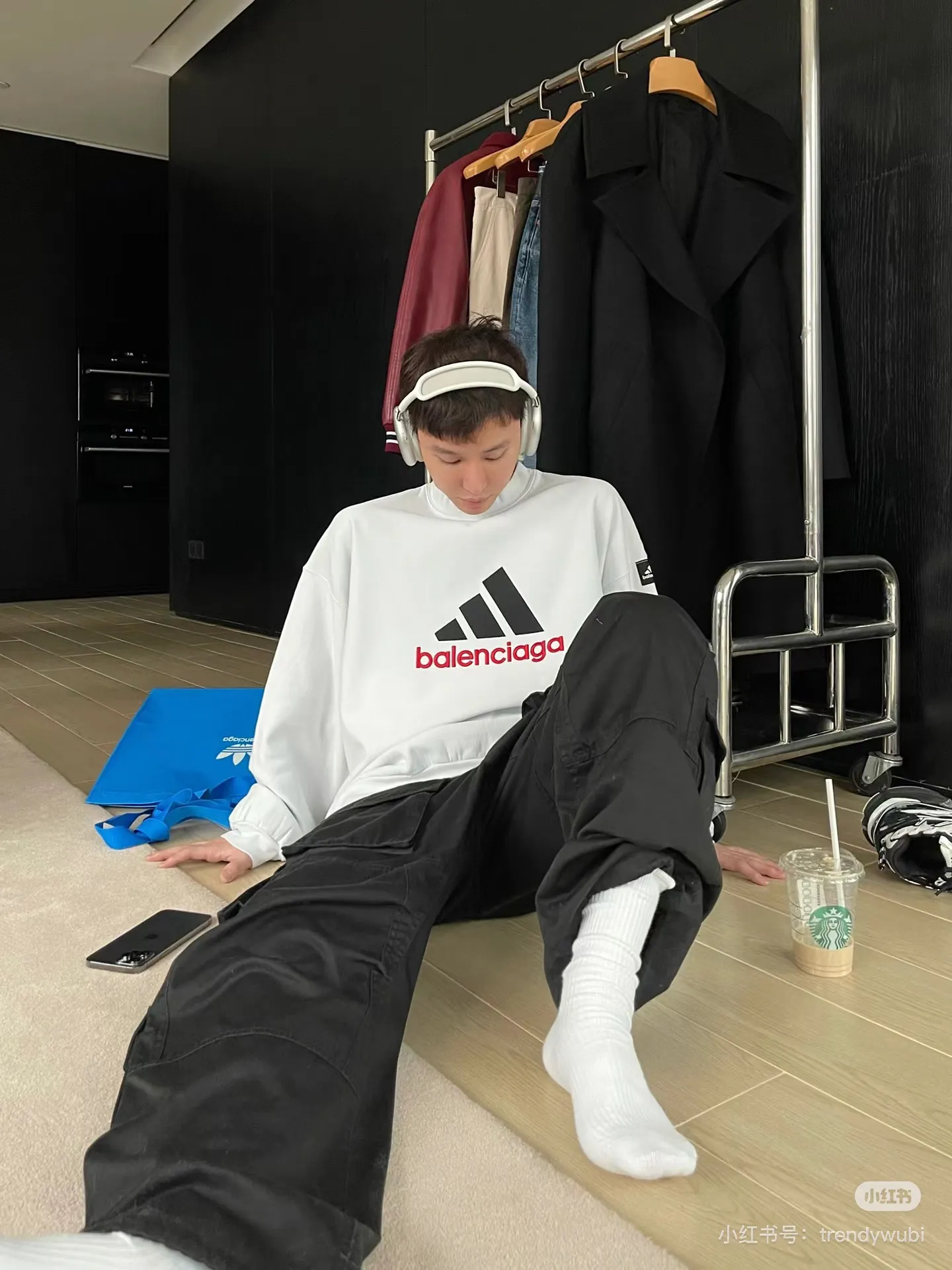 ♻️💯Upper body reference model picture❤️New] Balenciaga x Adidas joint logo embroidered round neck sweatshirt. The embroidery is embroidered with imported Tajima embroidery machine, with three-dimensional effect. Clear lines. No rough edges and miscellaneous threads. Ultra-high-tech embroidery. It uses 26 counts of combed cotton + 10 counts of pure cotton. The gram weight is 480g. The fabric uses high-quality domestic Xinjiang cotton yarn. Xinjiang cotton is recognized as a superior material among domestic cotton. The fabric is woven with the internationally recognized Fukuhara knitting machine. The fabric has clear texture, good resilience, strong wrinkle resistance, good wear resistance and breathability, and is close to the skin. It is not easy to loosen and has a long-lasting widening effect. The fabric has good gloss, strength, good wear resistance, low shrinkage, and a good skeleton feel. The pure cotton cloth is produced by air flow liquid cylinder. The environmentally friendly dyeing meets the national first-class product requirements. It is not easy to fade and is not prone to creases and claw marks. The version is well-fitting and can be worn all year round. The sewing machine needle uses No. 9 round-headed needles. It does not puncture or break the fibers of the fabric. The density of the thread is 3CM/14 needles. It is tight, not loose and not sparse. The sewing thread uses imported oil-proof treated thread, and there will be no oil stains. Kanche is imported with a silver sword and does not eat cloth. No cloth left, full brand and high-quality goods color: white size: 1-4 style number: 8995