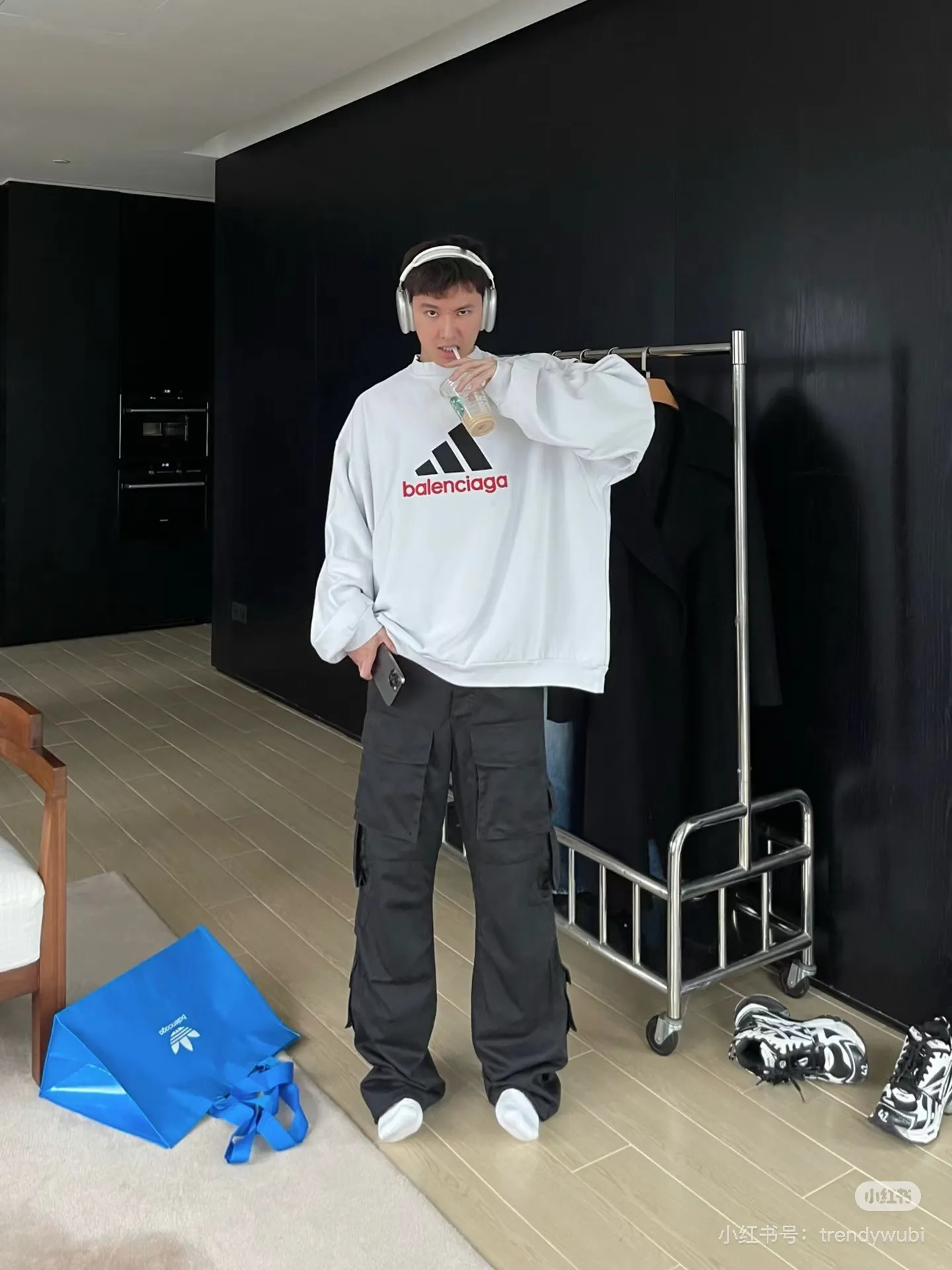 ♻️💯Upper body reference model picture❤️New] Balenciaga x Adidas joint logo embroidered round neck sweatshirt. The embroidery is embroidered with imported Tajima embroidery machine, with three-dimensional effect. Clear lines. No rough edges and miscellaneous threads. Ultra-high-tech embroidery. It uses 26 counts of combed cotton + 10 counts of pure cotton. The gram weight is 480g. The fabric uses high-quality domestic Xinjiang cotton yarn. Xinjiang cotton is recognized as a superior material among domestic cotton. The fabric is woven with the internationally recognized Fukuhara knitting machine. The fabric has clear texture, good resilience, strong wrinkle resistance, good wear resistance and breathability, and is close to the skin. It is not easy to loosen and has a long-lasting widening effect. The fabric has good gloss, strength, good wear resistance, low shrinkage, and a good skeleton feel. The pure cotton cloth is produced by air flow liquid cylinder. The environmentally friendly dyeing meets the national first-class product requirements. It is not easy to fade and is not prone to creases and claw marks. The version is well-fitting and can be worn all year round. The sewing machine needle uses No. 9 round-headed needles. It does not puncture or break the fibers of the fabric. The density of the thread is 3CM/14 needles. It is tight, not loose and not sparse. The sewing thread uses imported oil-proof treated thread, and there will be no oil stains. Kanche is imported with a silver sword and does not eat cloth. No cloth left, full brand and high-quality goods color: white size: 1-4 style number: 8995