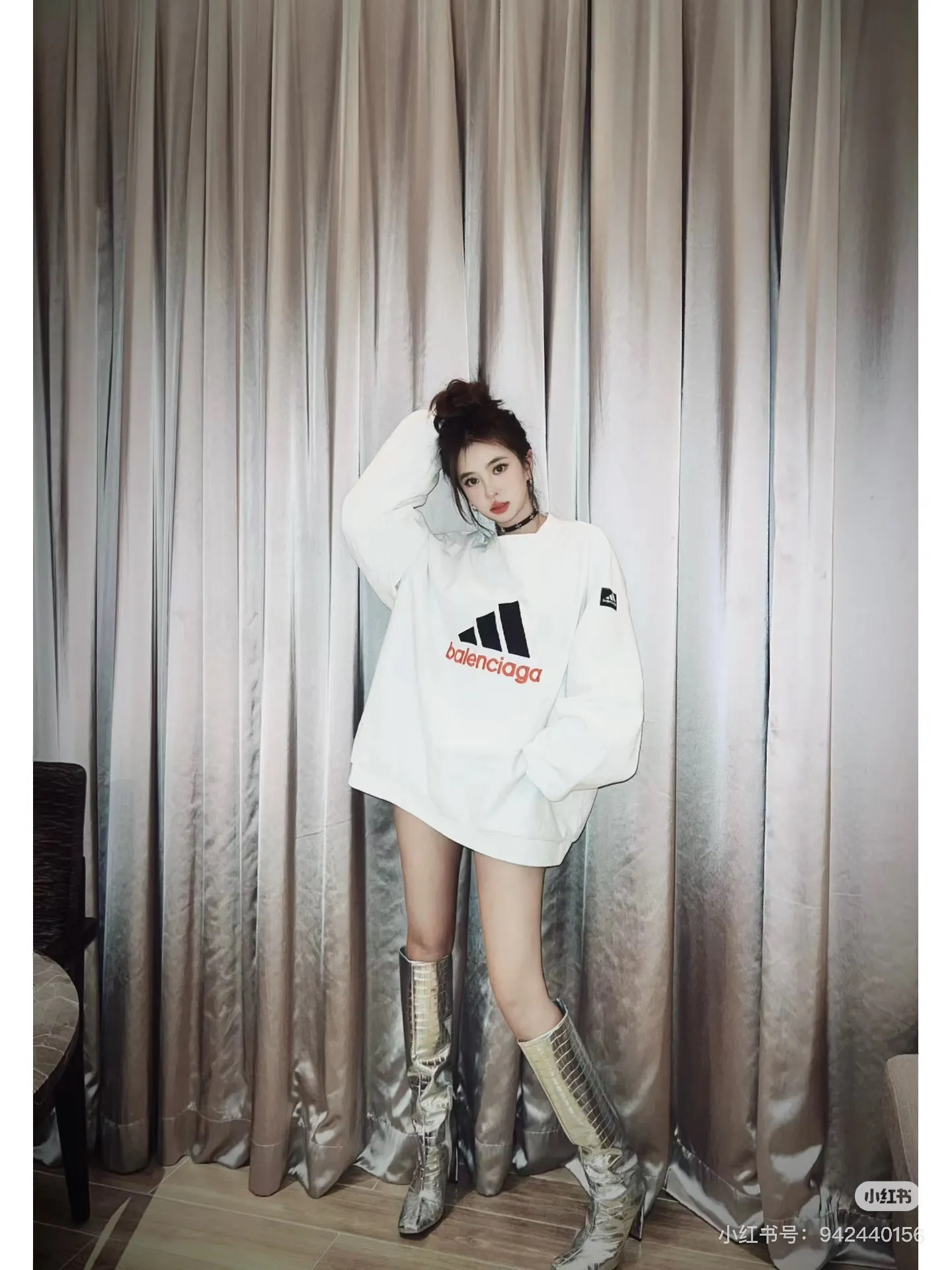 ♻️💯Upper body reference model picture❤️New] Balenciaga x Adidas joint logo embroidered round neck sweatshirt. The embroidery is embroidered with imported Tajima embroidery machine, with three-dimensional effect. Clear lines. No rough edges and miscellaneous threads. Ultra-high-tech embroidery. It uses 26 counts of combed cotton + 10 counts of pure cotton. The gram weight is 480g. The fabric uses high-quality domestic Xinjiang cotton yarn. Xinjiang cotton is recognized as a superior material among domestic cotton. The fabric is woven with the internationally recognized Fukuhara knitting machine. The fabric has clear texture, good resilience, strong wrinkle resistance, good wear resistance and breathability, and is close to the skin. It is not easy to loosen and has a long-lasting widening effect. The fabric has good gloss, strength, good wear resistance, low shrinkage, and a good skeleton feel. The pure cotton cloth is produced by air flow liquid cylinder. The environmentally friendly dyeing meets the national first-class product requirements. It is not easy to fade and is not prone to creases and claw marks. The version is well-fitting and can be worn all year round. The sewing machine needle uses No. 9 round-headed needles. It does not puncture or break the fibers of the fabric. The density of the thread is 3CM/14 needles. It is tight, not loose and not sparse. The sewing thread uses imported oil-proof treated thread, and there will be no oil stains. Kanche is imported with a silver sword and does not eat cloth. No cloth left, full brand and high-quality goods color: white size: 1-4 style number: 8995