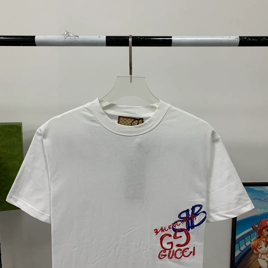 [New arrival] The top tested version of the Balenciaga The textile has high density, good drape, and is not easy to deform. The thick texture and compact spinning process will not affect the breathability of the fabric. The color saturation is very high. The embroidery process uses imported embroidery machines to make the embroidery colors fuller and the embroidery more three-dimensional. The upper body effect is good. It is a versatile and beautiful short-sleeved one. The loose fit covers the flesh and makes you look thinner. It is tolerant to fat figures and you can lose five pounds instantly when you put it on. Three standards for customized accessories. Size: S-XL Color: Black White P:260