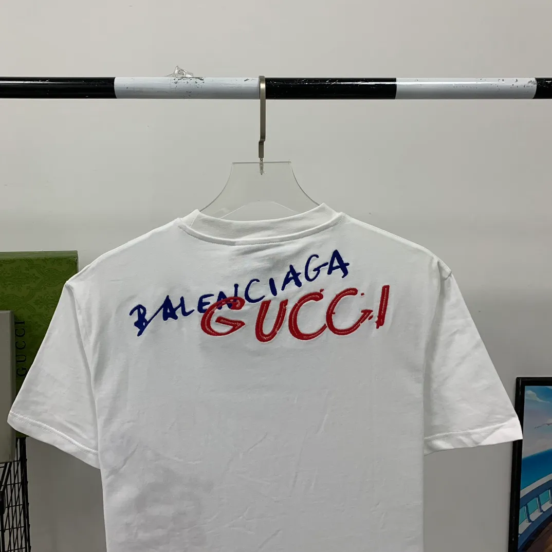 [New arrival] The top tested version of the Balenciaga The textile has high density, good drape, and is not easy to deform. The thick texture and compact spinning process will not affect the breathability of the fabric. The color saturation is very high. The embroidery process uses imported embroidery machines to make the embroidery colors fuller and the embroidery more three-dimensional. The upper body effect is good. It is a versatile and beautiful short-sleeved one. The loose fit covers the flesh and makes you look thinner. It is tolerant to fat figures and you can lose five pounds instantly when you put it on. Three standards for customized accessories. Size: S-XL Color: Black White P:260