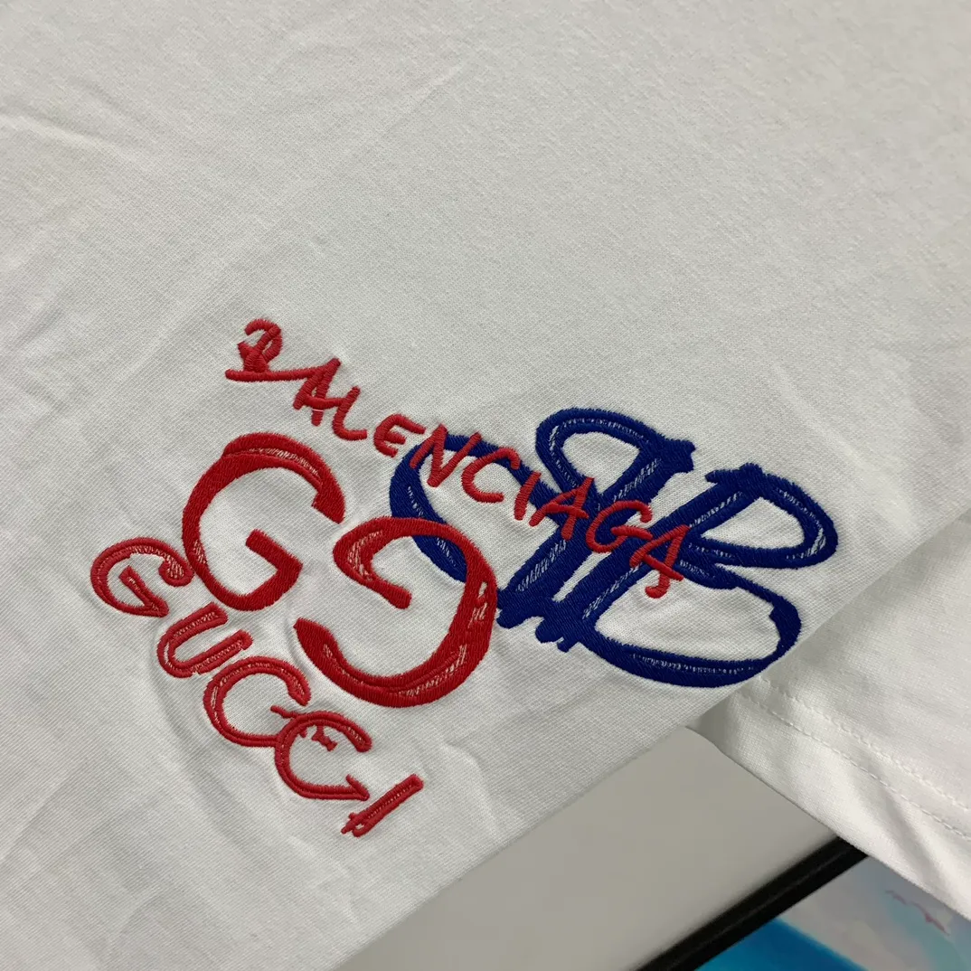 [New arrival] The top tested version of the Balenciaga The textile has high density, good drape, and is not easy to deform. The thick texture and compact spinning process will not affect the breathability of the fabric. The color saturation is very high. The embroidery process uses imported embroidery machines to make the embroidery colors fuller and the embroidery more three-dimensional. The upper body effect is good. It is a versatile and beautiful short-sleeved one. The loose fit covers the flesh and makes you look thinner. It is tolerant to fat figures and you can lose five pounds instantly when you put it on. Three standards for customized accessories. Size: S-XL Color: Black White P:260
