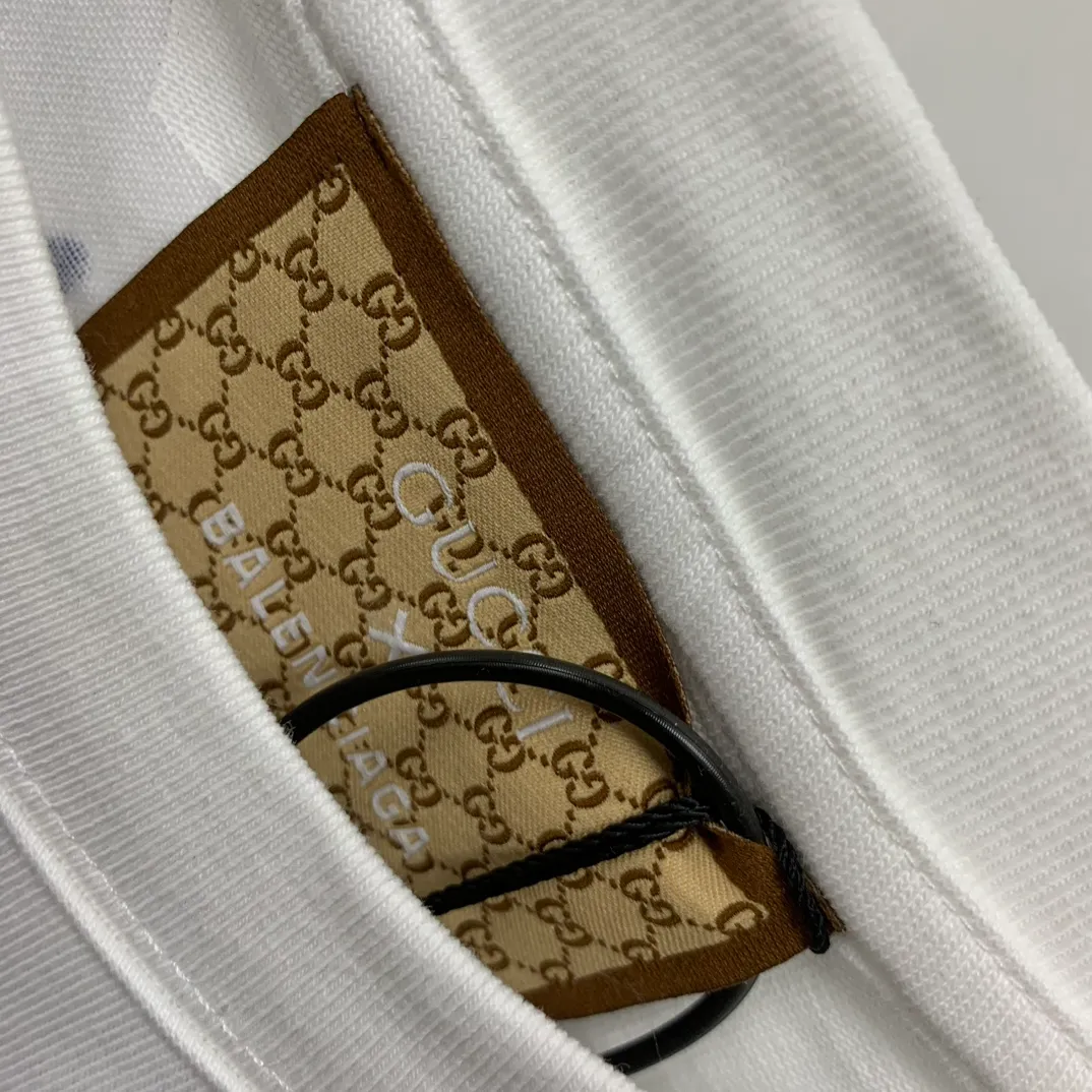 [New arrival] The top tested version of the Balenciaga The textile has high density, good drape, and is not easy to deform. The thick texture and compact spinning process will not affect the breathability of the fabric. The color saturation is very high. The embroidery process uses imported embroidery machines to make the embroidery colors fuller and the embroidery more three-dimensional. The upper body effect is good. It is a versatile and beautiful short-sleeved one. The loose fit covers the flesh and makes you look thinner. It is tolerant to fat figures and you can lose five pounds instantly when you put it on. Three standards for customized accessories. Size: S-XL Color: Black White P:260