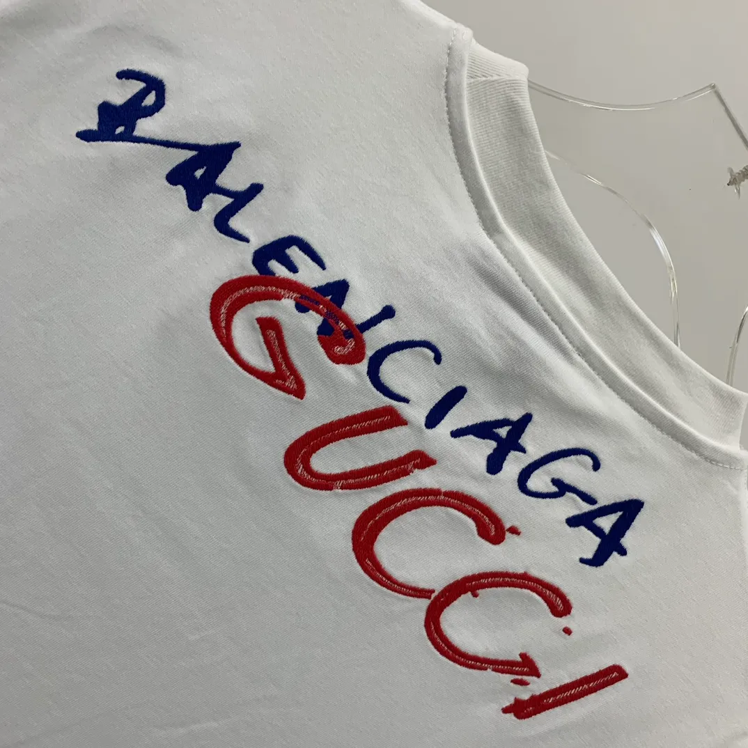 [New arrival] The top tested version of the Balenciaga The textile has high density, good drape, and is not easy to deform. The thick texture and compact spinning process will not affect the breathability of the fabric. The color saturation is very high. The embroidery process uses imported embroidery machines to make the embroidery colors fuller and the embroidery more three-dimensional. The upper body effect is good. It is a versatile and beautiful short-sleeved one. The loose fit covers the flesh and makes you look thinner. It is tolerant to fat figures and you can lose five pounds instantly when you put it on. Three standards for customized accessories. Size: S-XL Color: Black White P:260