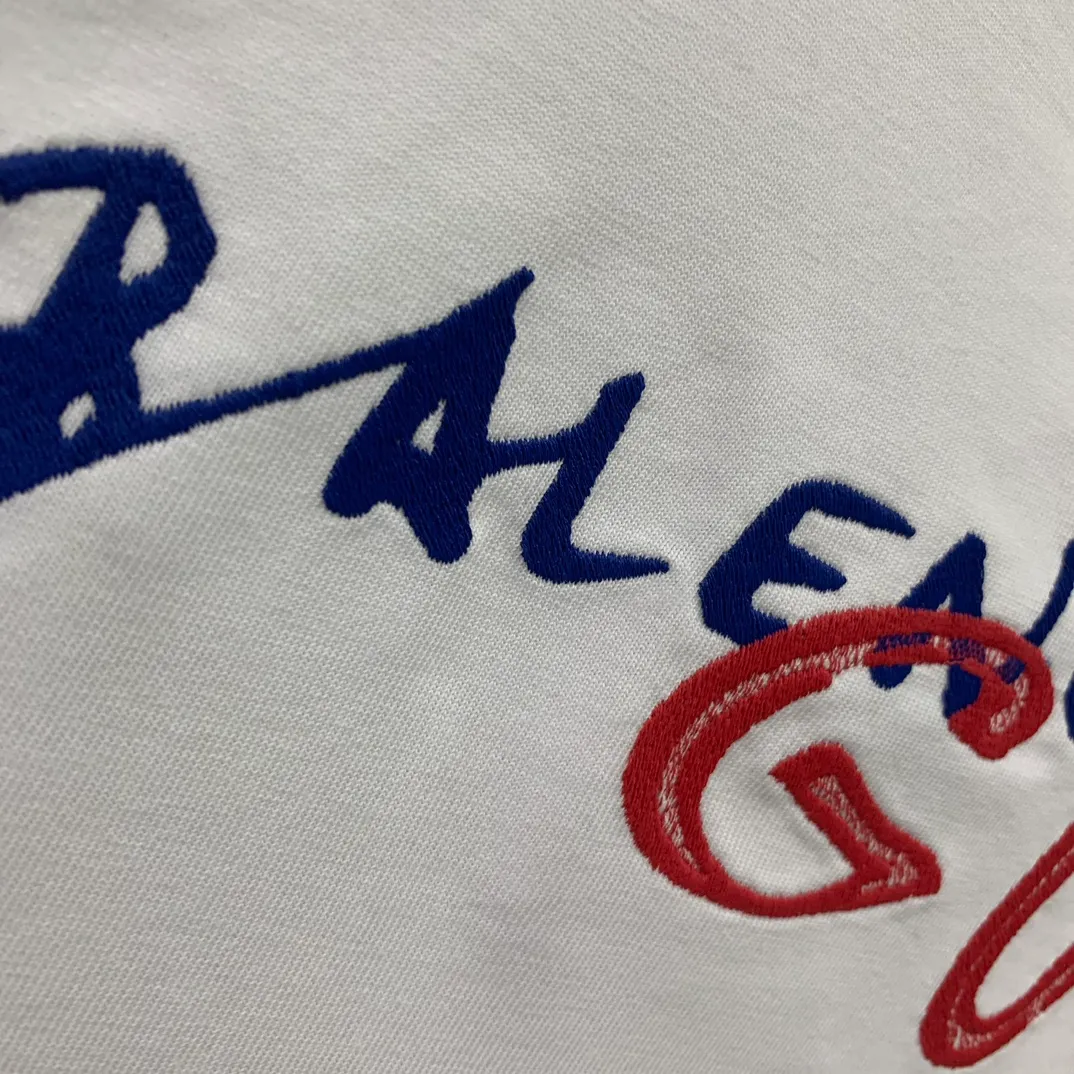 [New arrival] The top tested version of the Balenciaga The textile has high density, good drape, and is not easy to deform. The thick texture and compact spinning process will not affect the breathability of the fabric. The color saturation is very high. The embroidery process uses imported embroidery machines to make the embroidery colors fuller and the embroidery more three-dimensional. The upper body effect is good. It is a versatile and beautiful short-sleeved one. The loose fit covers the flesh and makes you look thinner. It is tolerant to fat figures and you can lose five pounds instantly when you put it on. Three standards for customized accessories. Size: S-XL Color: Black White P:260