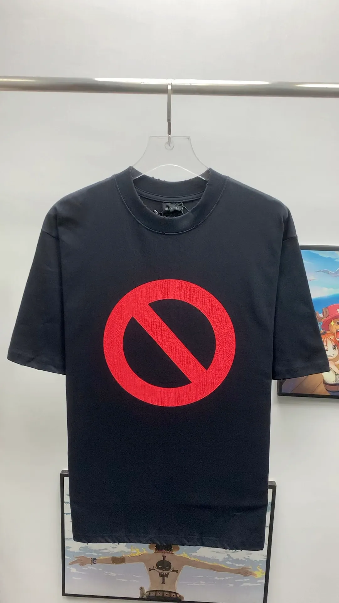 Frontal real-shot video————The top tested version of BALENCIAGA burst letter print. LOGO logo printing is exquisitely upgraded. High version of short-sleeved T-shirt. Original fabric. Official same style. Short-sleeved T-shirt. Washed 310g. Pure cotton fabric. Very comfortable to the touch. The latest brick cabinet for spring and summer. Super versatile and good-looking. Very suitable for both men and women. A must-have. Tag. Collar label. Washed wheat. Complete with three labels. Color: White. Black. Size: XS~L P:290.