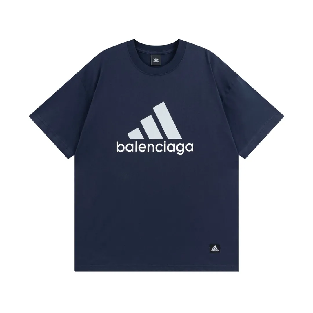 🅿️174 Detailed picture [Top version. Official website quality] BALENCI*GA/Paris co-branded Adidas front classic LOGO combination printed short-sleeved T-shirt# The fabric is made of Paris ZP custom-woven and dyed cotton double yarn. Weighing 260 grams, the cloth surface is clean. The cloth pattern is clear, soft and comfortable. The color fastness is good. It is not easy to change color. The threads are dyed with no color difference. The classic letter LOGO printing uses imported glue. The effect is three-dimensional and has no burrs. It is produced according to the pictures in the Jubie market. Welcome to compare. Restored brick cabinets. The version adopts OS loose shoulder version. Same style for men and women. Code: BL223076 Color: black. white. red. blue. sapphire blue Size: XS to L