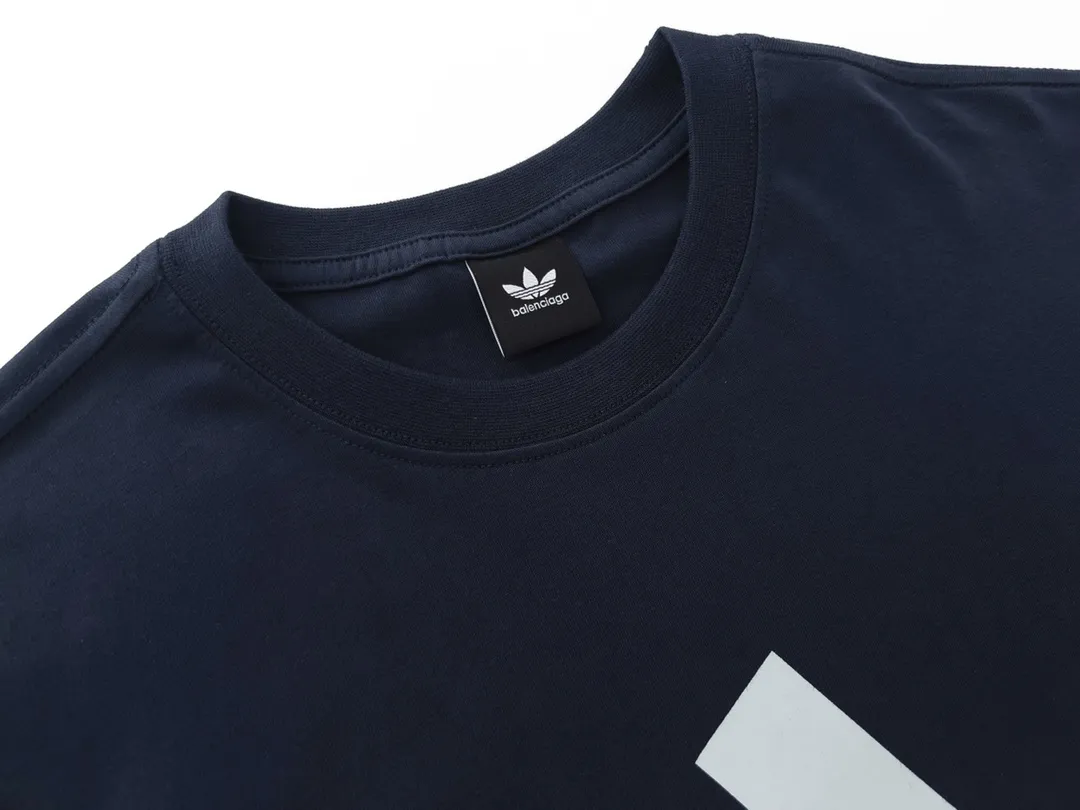 🅿️174 Detailed picture [Top version. Official website quality] BALENCI*GA/Paris co-branded Adidas front classic LOGO combination printed short-sleeved T-shirt# The fabric is made of Paris ZP custom-woven and dyed cotton double yarn. Weighing 260 grams, the cloth surface is clean. The cloth pattern is clear, soft and comfortable. The color fastness is good. It is not easy to change color. The threads are dyed with no color difference. The classic letter LOGO printing uses imported glue. The effect is three-dimensional and has no burrs. It is produced according to the pictures in the Jubie market. Welcome to compare. Restored brick cabinets. The version adopts OS loose shoulder version. Same style for men and women. Code: BL223076 Color: black. white. red. blue. sapphire blue Size: XS to L