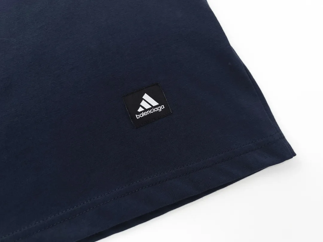🅿️174 Detailed picture [Top version. Official website quality] BALENCI*GA/Paris co-branded Adidas front classic LOGO combination printed short-sleeved T-shirt# The fabric is made of Paris ZP custom-woven and dyed cotton double yarn. Weighing 260 grams, the cloth surface is clean. The cloth pattern is clear, soft and comfortable. The color fastness is good. It is not easy to change color. The threads are dyed with no color difference. The classic letter LOGO printing uses imported glue. The effect is three-dimensional and has no burrs. It is produced according to the pictures in the Jubie market. Welcome to compare. Restored brick cabinets. The version adopts OS loose shoulder version. Same style for men and women. Code: BL223076 Color: black. white. red. blue. sapphire blue Size: XS to L