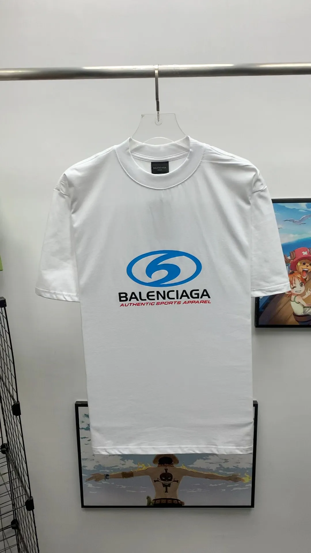 Frontal real shot video————Top tested version 𝐁A𝐋EN𝐂IA𝐆A/Balenciaga Wave T-shirt Fabric: Double yarn 32 counts 240g - Counter synchronization #The highest version on the market The original development of custom-woven fabrics is washed and treated with full thickness The texture is different from market products Highly restored #Original mold opening Use imported elliptical crack machine printing Each print is neatly aligned with no burrs Hand-printed front and rear platens Precision mesh production stencil Imported environmentally friendly slurry scraping The letters are clearly restored The letter spacing The size is consistent with the original version Highly restored 24ss The best-selling model on the market Same style for men and women Size: xs s m l Color: black white P: 290
