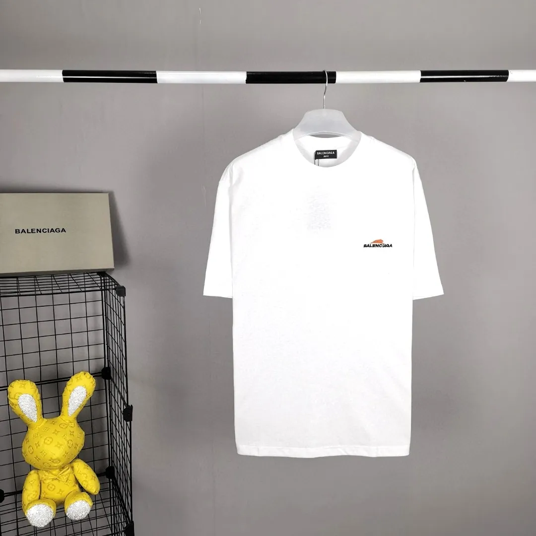 [Top version] BALENCIAGA’s new Year of the Tiger limited embroidery loose-fitting pure cotton short-sleeved T-shirt for men and women couples. Without further ado, the focus of this model’s craftsmanship is the embroidery printing on the front and back. Whoever has good machines will do it right. For this model, the embroidery machine we use is the Tajima embroidery machine imported from Japan, "known as the best embroidery model in the world", with low failure rate, thread skipping rate, and thread breakage rate. Embroidery with high precision.  3D cherry blossom thread, embroidery is meticulous and smooth. You can see the detailed pictures, even though thousands of needles are used for embroidery, the fabric will not deform. The edges and corners, the pattern transition is smooth and flat!  Color: black, white, yellow Size: XS-L P:250