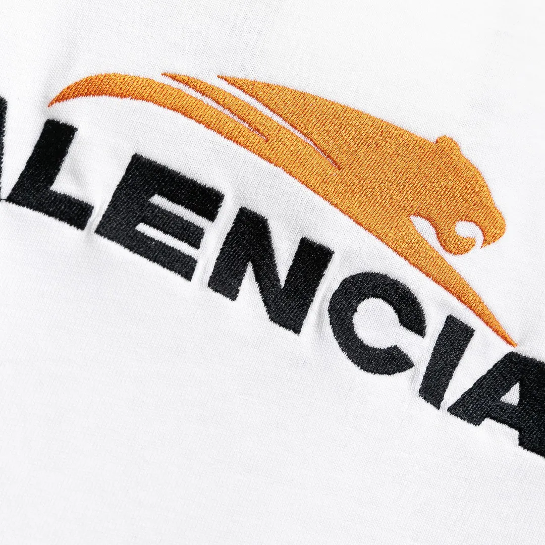[Top version] BALENCIAGA’s new Year of the Tiger limited embroidery loose-fitting pure cotton short-sleeved T-shirt for men and women couples. Without further ado, the focus of this model’s craftsmanship is the embroidery printing on the front and back. Whoever has good machines will do it right. For this model, the embroidery machine we use is the Tajima embroidery machine imported from Japan, "known as the best embroidery model in the world", with low failure rate, thread skipping rate, and thread breakage rate. Embroidery with high precision.  3D cherry blossom thread, embroidery is meticulous and smooth. You can see the detailed pictures, even though thousands of needles are used for embroidery, the fabric will not deform. The edges and corners, the pattern transition is smooth and flat!  Color: black, white, yellow Size: XS-L P:250