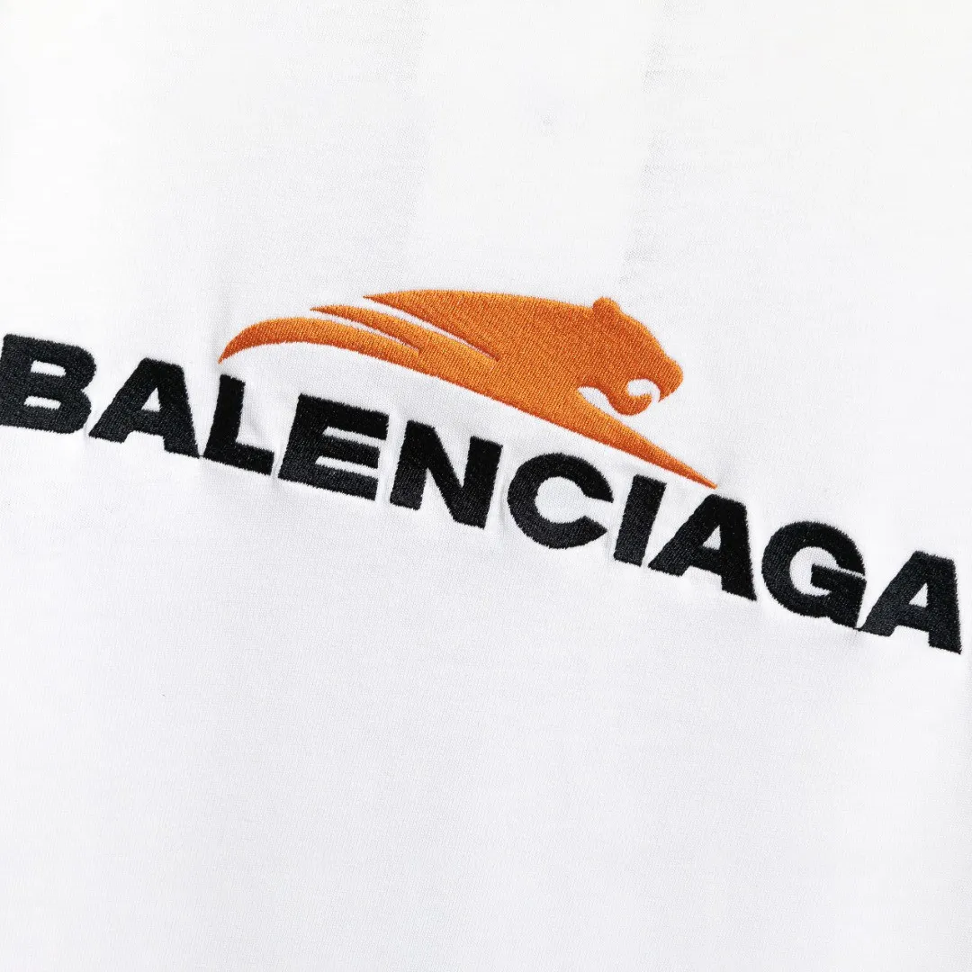 [Top version] BALENCIAGA’s new Year of the Tiger limited embroidery loose-fitting pure cotton short-sleeved T-shirt for men and women couples. Without further ado, the focus of this model’s craftsmanship is the embroidery printing on the front and back. Whoever has good machines will do it right. For this model, the embroidery machine we use is the Tajima embroidery machine imported from Japan, "known as the best embroidery model in the world", with low failure rate, thread skipping rate, and thread breakage rate. Embroidery with high precision.  3D cherry blossom thread, embroidery is meticulous and smooth. You can see the detailed pictures, even though thousands of needles are used for embroidery, the fabric will not deform. The edges and corners, the pattern transition is smooth and flat!  Color: black, white, yellow Size: XS-L P:250