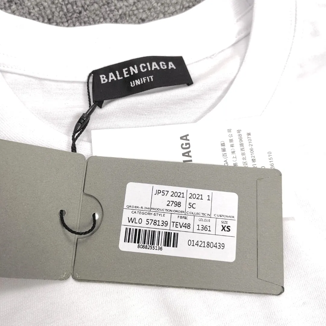 [Top version] BALENCIAGA’s new Year of the Tiger limited embroidery loose-fitting pure cotton short-sleeved T-shirt for men and women couples. Without further ado, the focus of this model’s craftsmanship is the embroidery printing on the front and back. Whoever has good machines will do it right. For this model, the embroidery machine we use is the Tajima embroidery machine imported from Japan, "known as the best embroidery model in the world", with low failure rate, thread skipping rate, and thread breakage rate. Embroidery with high precision.  3D cherry blossom thread, embroidery is meticulous and smooth. You can see the detailed pictures, even though thousands of needles are used for embroidery, the fabric will not deform. The edges and corners, the pattern transition is smooth and flat!  Color: black, white, yellow Size: XS-L P:250
