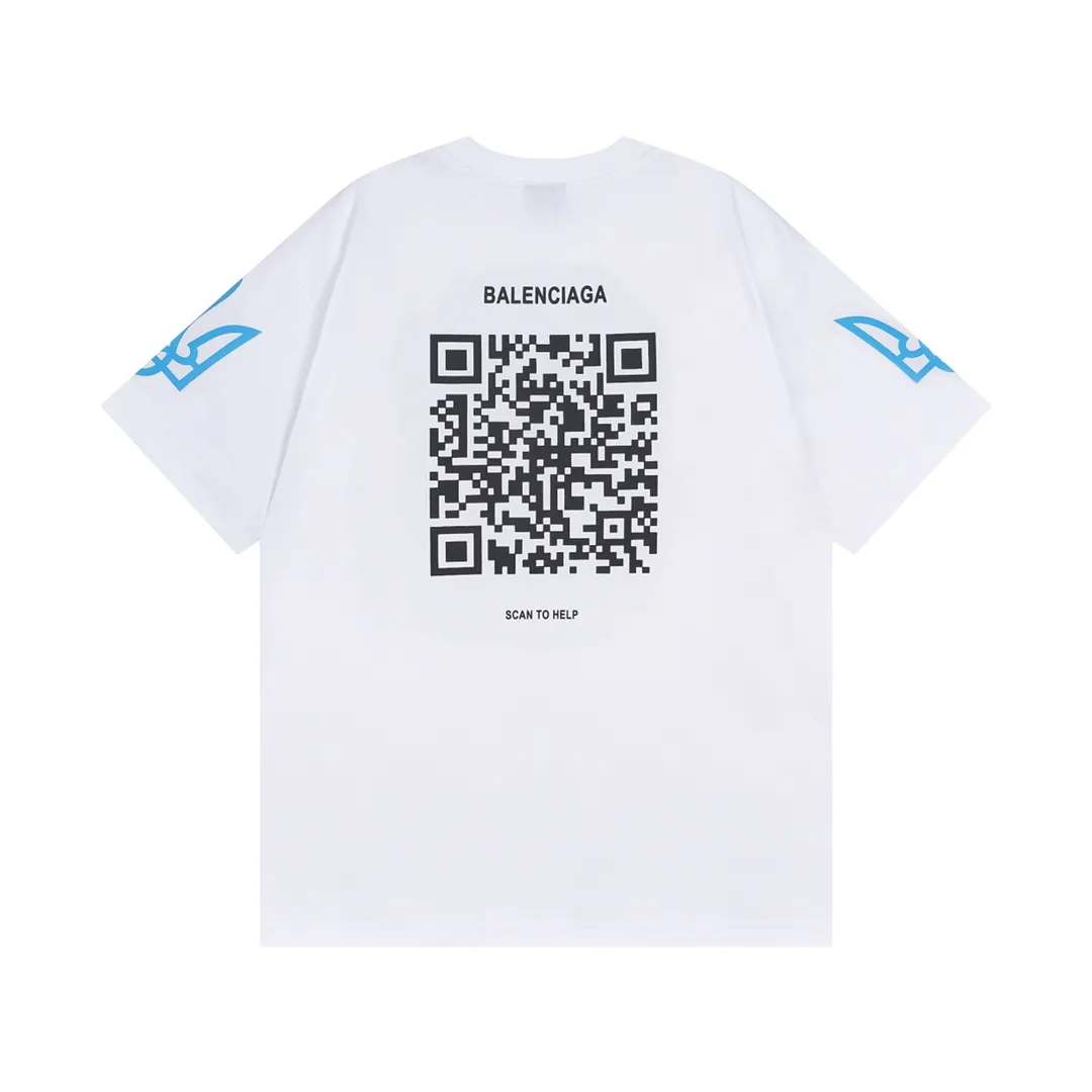 🅿️180 detailed pictures [Top version. Official website quality] BALENCI*GA/Paris. 2024 charity new model. Front and rear white ink direct-printed short-sleeved T-shirts, brick cabinet synchronization. Genuine product developed at the first time, happy to print and compare! The fabric is made of Paris ZP custom-woven and dyed cotton double yarn. Weighing 260 grams, the cloth surface is clean. The cloth pattern is clear, soft and comfortable. The threads are dyed with no color difference. The classic LOGO uses environmentally friendly imported materials and is directly sprayed with white ink. The letters are clear and the effect is three-dimensional. Restore the brick cabinet. Welcome to compare, the version adopts the OS loose shoulder version. Same style for men and women Coding: BL233313 Color: black, white Size: XS to L