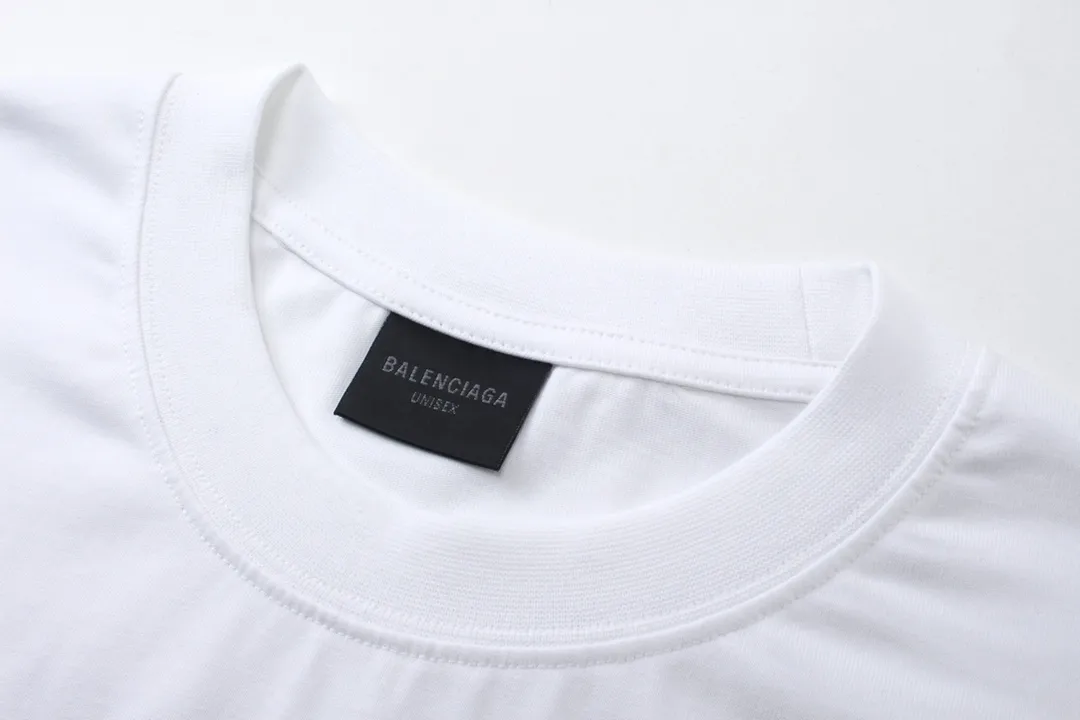 🅿️180 detailed pictures [Top version. Official website quality] BALENCI*GA/Paris. 2024 charity new model. Front and rear white ink direct-printed short-sleeved T-shirts, brick cabinet synchronization. Genuine product developed at the first time, happy to print and compare! The fabric is made of Paris ZP custom-woven and dyed cotton double yarn. Weighing 260 grams, the cloth surface is clean. The cloth pattern is clear, soft and comfortable. The threads are dyed with no color difference. The classic LOGO uses environmentally friendly imported materials and is directly sprayed with white ink. The letters are clear and the effect is three-dimensional. Restore the brick cabinet. Welcome to compare, the version adopts the OS loose shoulder version. Same style for men and women Coding: BL233313 Color: black, white Size: XS to L