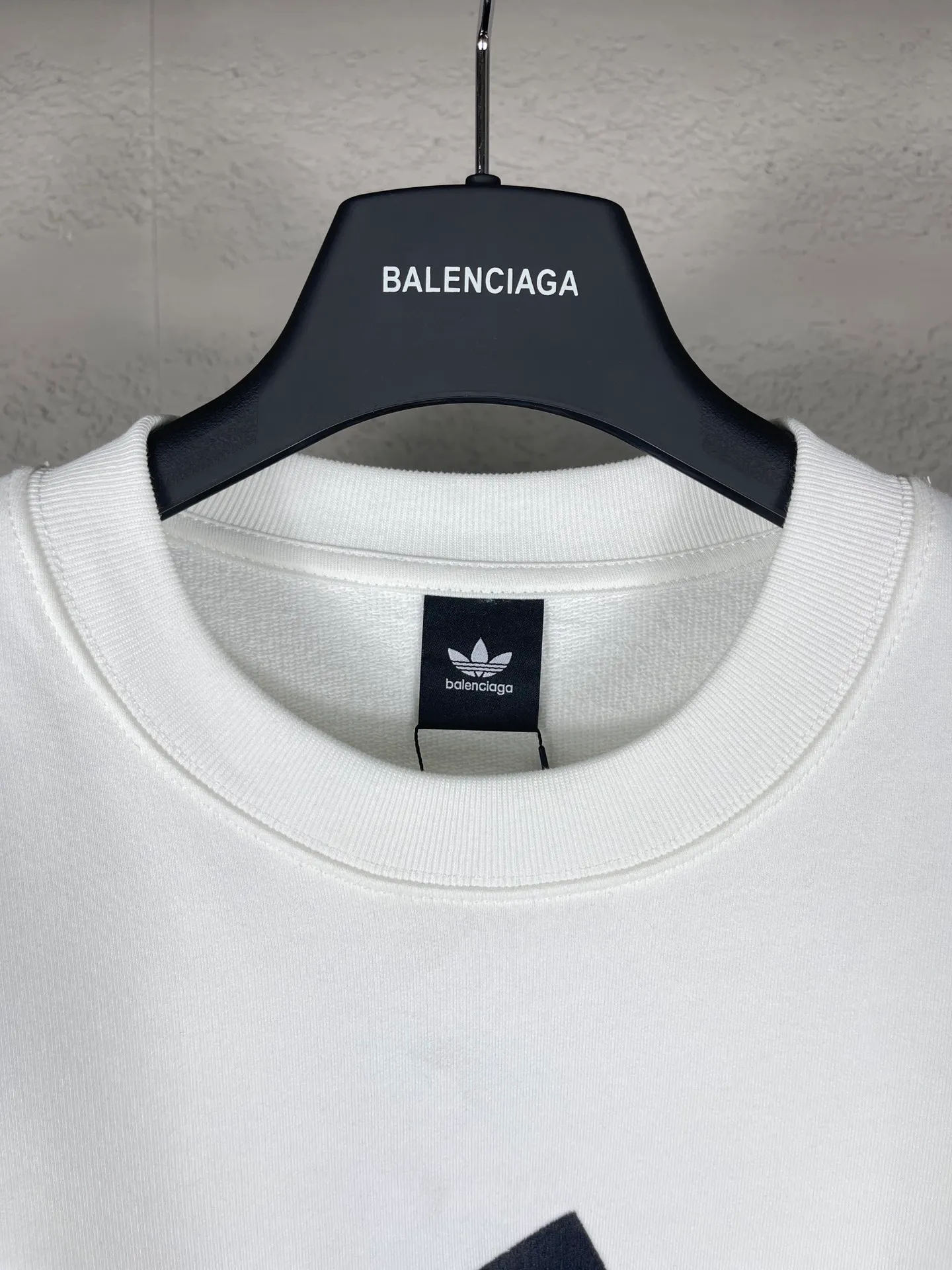 🅿️260 real photos [Top version. Official website quality] BALENCI*GA/Paris co-branded Adidas classic LOGO combination embroidered round neck sweatshirt on the front. The fabric of the brick cabinet synchronization is made of Paris ZP custom-woven and dyed cotton sweatshirt, with a weight of 450 grams. The cloth surface is clean. The cloth pattern is clear, soft and comfortable. It has good color fastness and is not easy to change color. The threads are dyed with no color difference. The classic letter LOGO embroidery is embroidered using imported Tajima embroidery machine. The lines are clear and the effect is three-dimensional. Restored brick cabinets. The version adopts OS loose shoulder design. Same style for men and women. Code: BL235569 Color: white, black Size: XS S M L