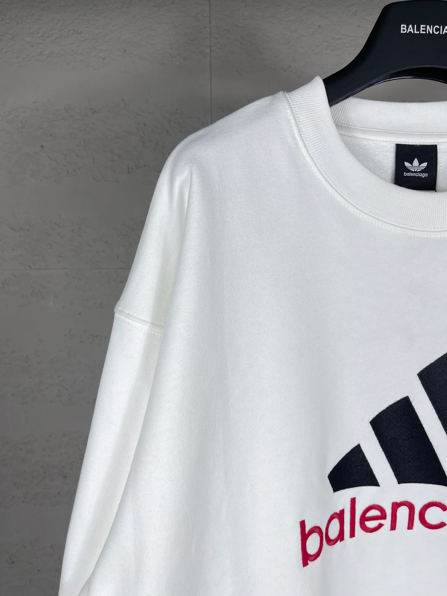 🅿️260 real photos [Top version. Official website quality] BALENCI*GA/Paris co-branded Adidas classic LOGO combination embroidered round neck sweatshirt on the front. The fabric of the brick cabinet synchronization is made of Paris ZP custom-woven and dyed cotton sweatshirt, with a weight of 450 grams. The cloth surface is clean. The cloth pattern is clear, soft and comfortable. It has good color fastness and is not easy to change color. The threads are dyed with no color difference. The classic letter LOGO embroidery is embroidered using imported Tajima embroidery machine. The lines are clear and the effect is three-dimensional. Restored brick cabinets. The version adopts OS loose shoulder design. Same style for men and women. Code: BL235569 Color: white, black Size: XS S M L