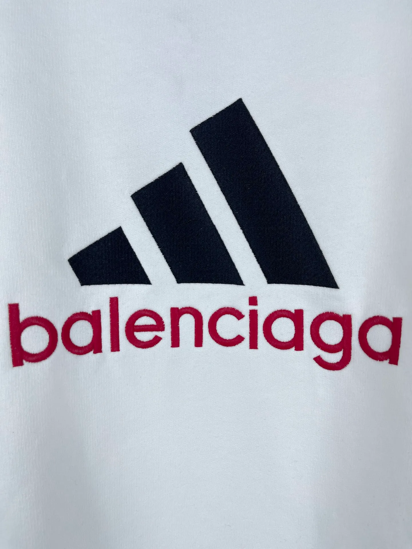 🅿️260 real photos [Top version. Official website quality] BALENCI*GA/Paris co-branded Adidas classic LOGO combination embroidered round neck sweatshirt on the front. The fabric of the brick cabinet synchronization is made of Paris ZP custom-woven and dyed cotton sweatshirt, with a weight of 450 grams. The cloth surface is clean. The cloth pattern is clear, soft and comfortable. It has good color fastness and is not easy to change color. The threads are dyed with no color difference. The classic letter LOGO embroidery is embroidered using imported Tajima embroidery machine. The lines are clear and the effect is three-dimensional. Restored brick cabinets. The version adopts OS loose shoulder design. Same style for men and women. Code: BL235569 Color: white, black Size: XS S M L