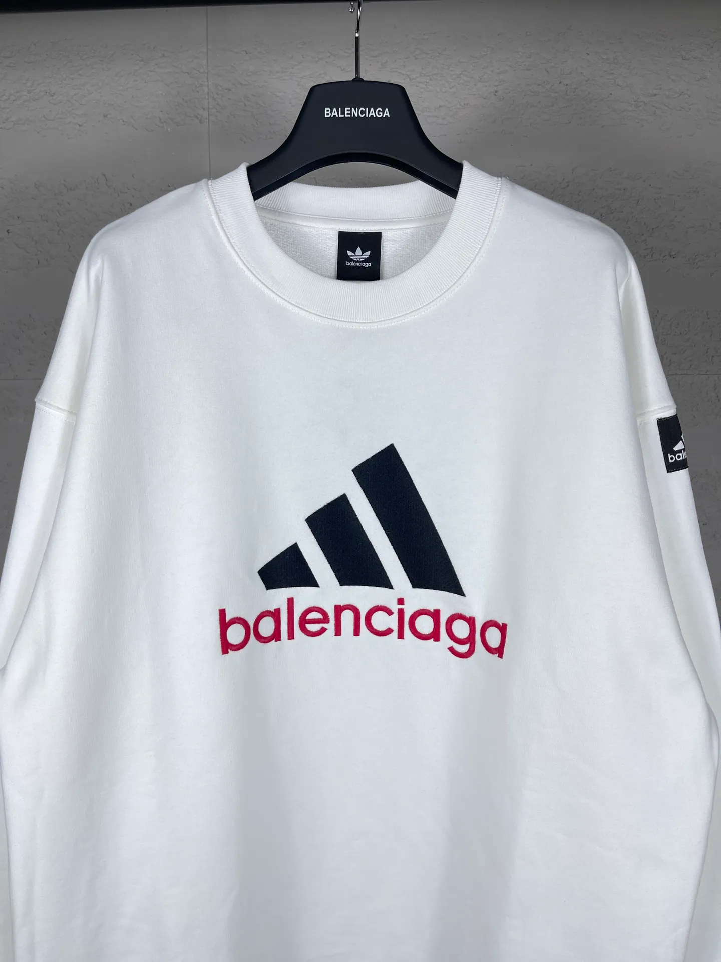🅿️260 real photos [Top version. Official website quality] BALENCI*GA/Paris co-branded Adidas classic LOGO combination embroidered round neck sweatshirt on the front. The fabric of the brick cabinet synchronization is made of Paris ZP custom-woven and dyed cotton sweatshirt, with a weight of 450 grams. The cloth surface is clean. The cloth pattern is clear, soft and comfortable. It has good color fastness and is not easy to change color. The threads are dyed with no color difference. The classic letter LOGO embroidery is embroidered using imported Tajima embroidery machine. The lines are clear and the effect is three-dimensional. Restored brick cabinets. The version adopts OS loose shoulder design. Same style for men and women. Code: BL235569 Color: white, black Size: XS S M L