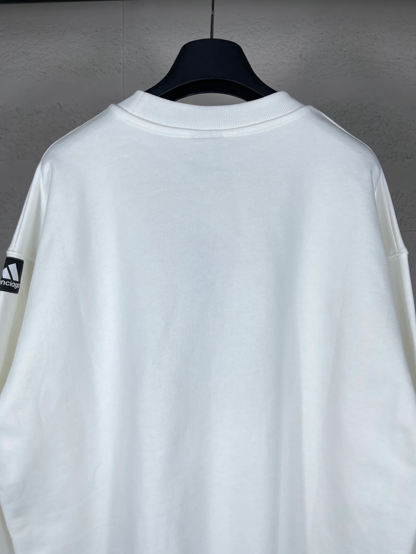 🅿️260 real photos [Top version. Official website quality] BALENCI*GA/Paris co-branded Adidas classic LOGO combination embroidered round neck sweatshirt on the front. The fabric of the brick cabinet synchronization is made of Paris ZP custom-woven and dyed cotton sweatshirt, with a weight of 450 grams. The cloth surface is clean. The cloth pattern is clear, soft and comfortable. It has good color fastness and is not easy to change color. The threads are dyed with no color difference. The classic letter LOGO embroidery is embroidered using imported Tajima embroidery machine. The lines are clear and the effect is three-dimensional. Restored brick cabinets. The version adopts OS loose shoulder design. Same style for men and women. Code: BL235569 Color: white, black Size: XS S M L