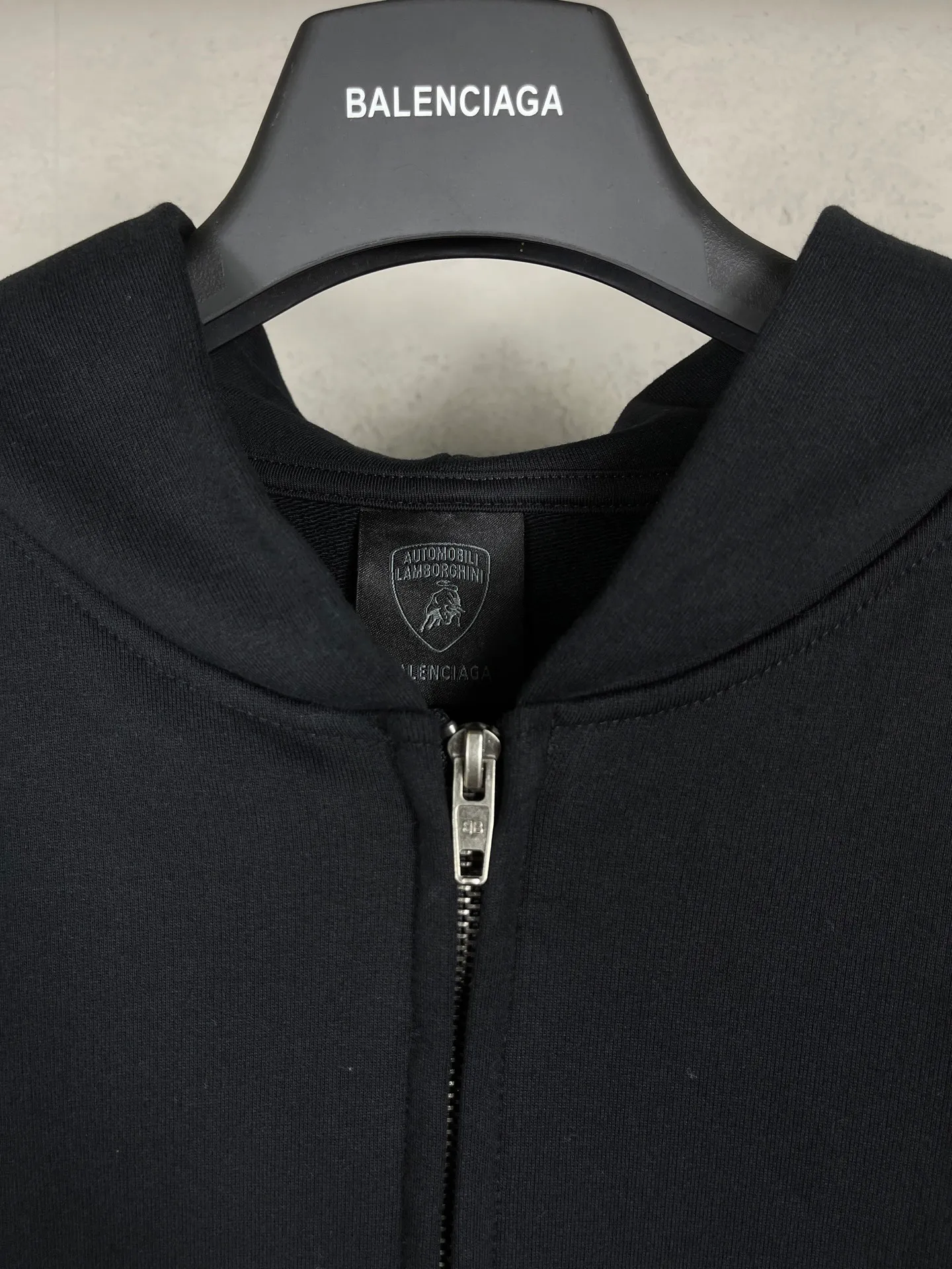 🅿️400 Actual pictures [Top version. Official website quality] BALENCI*GA/Paris co-branded Lamborghini Lamborghini front and back left and right sleeves direct-injection printed zipper cardigan sweatshirt SS25 latest model. Research and development at the first time, different market currencies. Comparisons welcome. The fabric is made of Paris ZP custom-woven and dyed cotton sweatshirt. Weighing 460 grams, the cloth surface is clean. The cloth pattern is clear, soft and comfortable. The threads are dyed with no color difference. Printing adopts computer direct printing. The pattern letters are clear, three-dimensional and without burrs. Jubie market produces pictures based on pictures. Welcome to compare. The version adopts OS loose shoulder design. Same style for men and women. Code: BL2559909 Color: Black Size: XS S M L