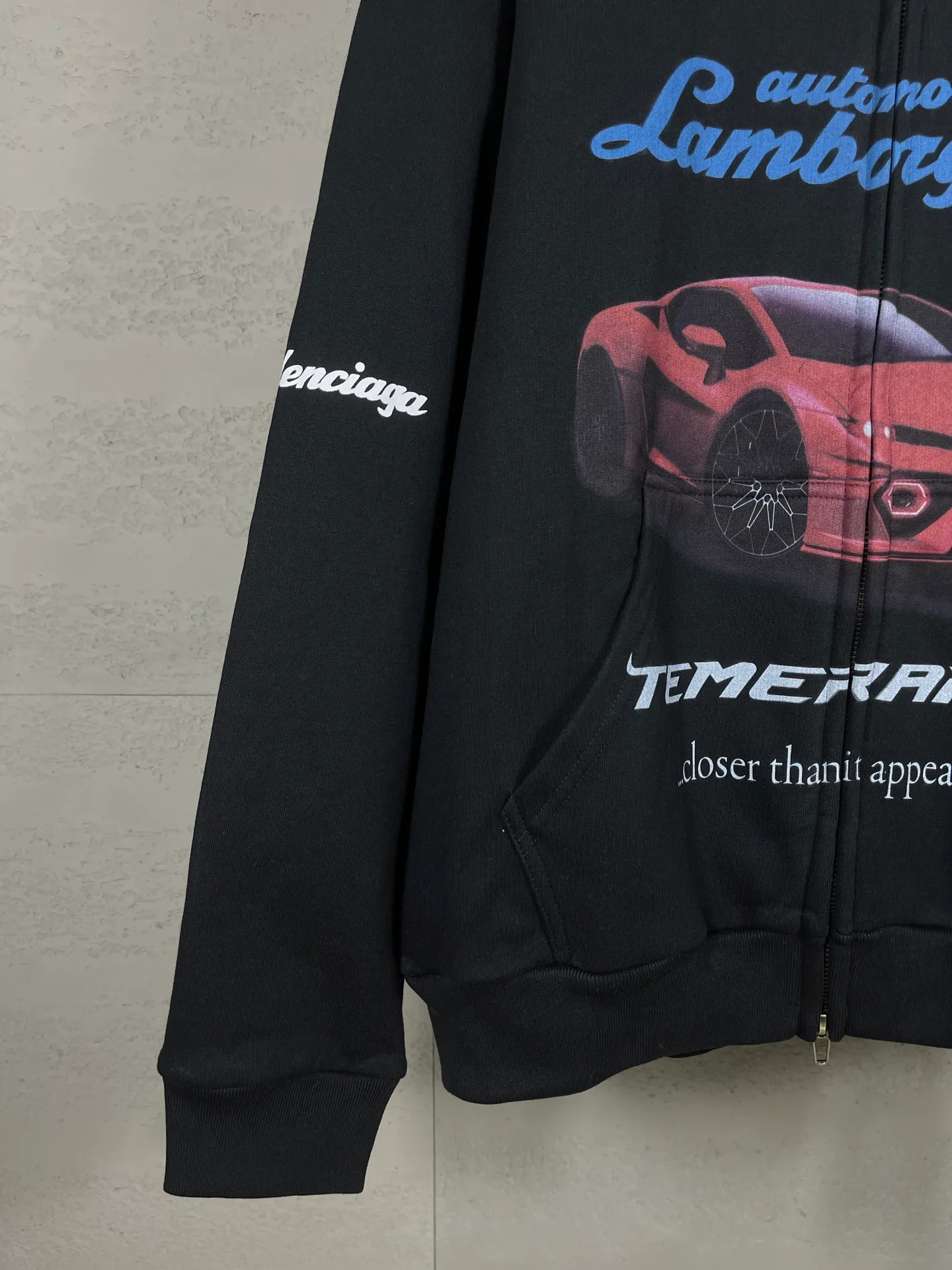 🅿️400 Actual pictures [Top version. Official website quality] BALENCI*GA/Paris co-branded Lamborghini Lamborghini front and back left and right sleeves direct-injection printed zipper cardigan sweatshirt SS25 latest model. Research and development at the first time, different market currencies. Comparisons welcome. The fabric is made of Paris ZP custom-woven and dyed cotton sweatshirt. Weighing 460 grams, the cloth surface is clean. The cloth pattern is clear, soft and comfortable. The threads are dyed with no color difference. Printing adopts computer direct printing. The pattern letters are clear, three-dimensional and without burrs. Jubie market produces pictures based on pictures. Welcome to compare. The version adopts OS loose shoulder design. Same style for men and women. Code: BL2559909 Color: Black Size: XS S M L