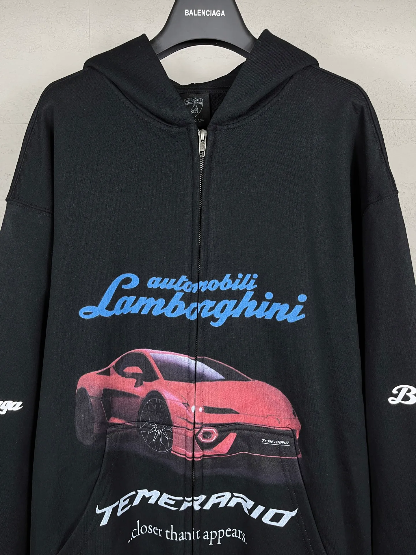 🅿️400 Actual pictures [Top version. Official website quality] BALENCI*GA/Paris co-branded Lamborghini Lamborghini front and back left and right sleeves direct-injection printed zipper cardigan sweatshirt SS25 latest model. Research and development at the first time, different market currencies. Comparisons welcome. The fabric is made of Paris ZP custom-woven and dyed cotton sweatshirt. Weighing 460 grams, the cloth surface is clean. The cloth pattern is clear, soft and comfortable. The threads are dyed with no color difference. Printing adopts computer direct printing. The pattern letters are clear, three-dimensional and without burrs. Jubie market produces pictures based on pictures. Welcome to compare. The version adopts OS loose shoulder design. Same style for men and women. Code: BL2559909 Color: Black Size: XS S M L
