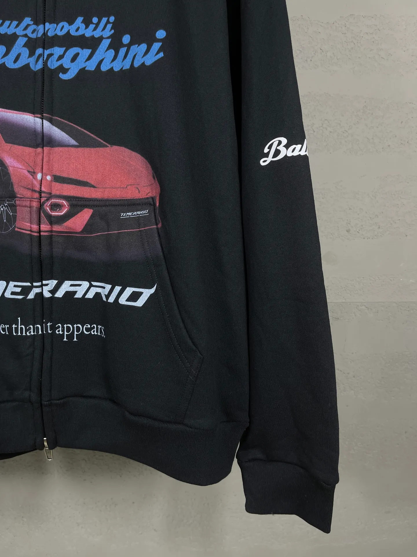 🅿️400 Actual pictures [Top version. Official website quality] BALENCI*GA/Paris co-branded Lamborghini Lamborghini front and back left and right sleeves direct-injection printed zipper cardigan sweatshirt SS25 latest model. Research and development at the first time, different market currencies. Comparisons welcome. The fabric is made of Paris ZP custom-woven and dyed cotton sweatshirt. Weighing 460 grams, the cloth surface is clean. The cloth pattern is clear, soft and comfortable. The threads are dyed with no color difference. Printing adopts computer direct printing. The pattern letters are clear, three-dimensional and without burrs. Jubie market produces pictures based on pictures. Welcome to compare. The version adopts OS loose shoulder design. Same style for men and women. Code: BL2559909 Color: Black Size: XS S M L