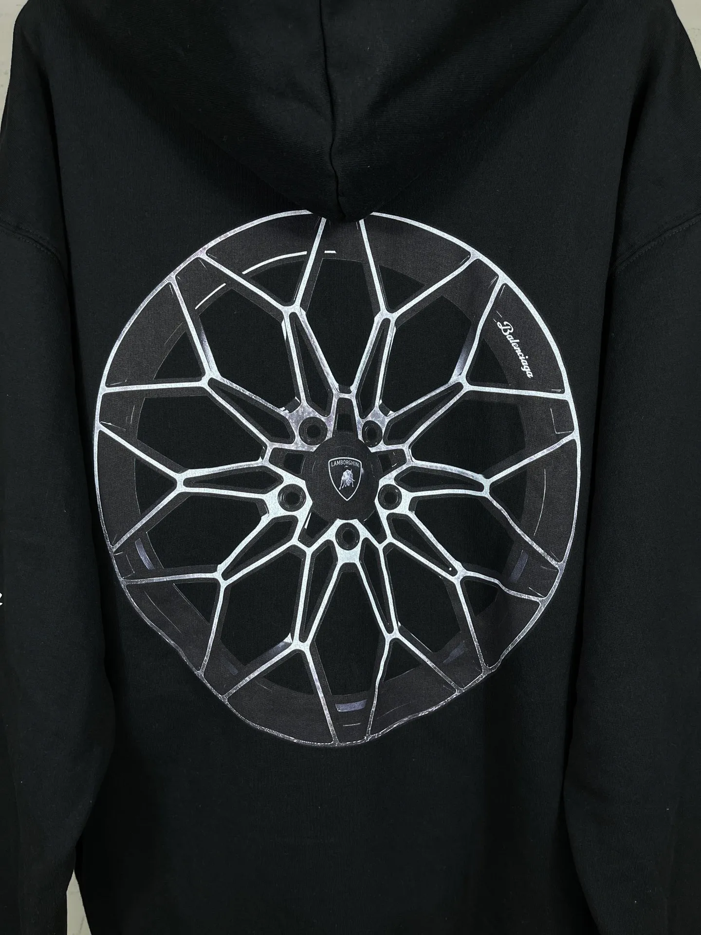 🅿️400 Actual pictures [Top version. Official website quality] BALENCI*GA/Paris co-branded Lamborghini Lamborghini front and back left and right sleeves direct-injection printed zipper cardigan sweatshirt SS25 latest model. Research and development at the first time, different market currencies. Comparisons welcome. The fabric is made of Paris ZP custom-woven and dyed cotton sweatshirt. Weighing 460 grams, the cloth surface is clean. The cloth pattern is clear, soft and comfortable. The threads are dyed with no color difference. Printing adopts computer direct printing. The pattern letters are clear, three-dimensional and without burrs. Jubie market produces pictures based on pictures. Welcome to compare. The version adopts OS loose shoulder design. Same style for men and women. Code: BL2559909 Color: Black Size: XS S M L