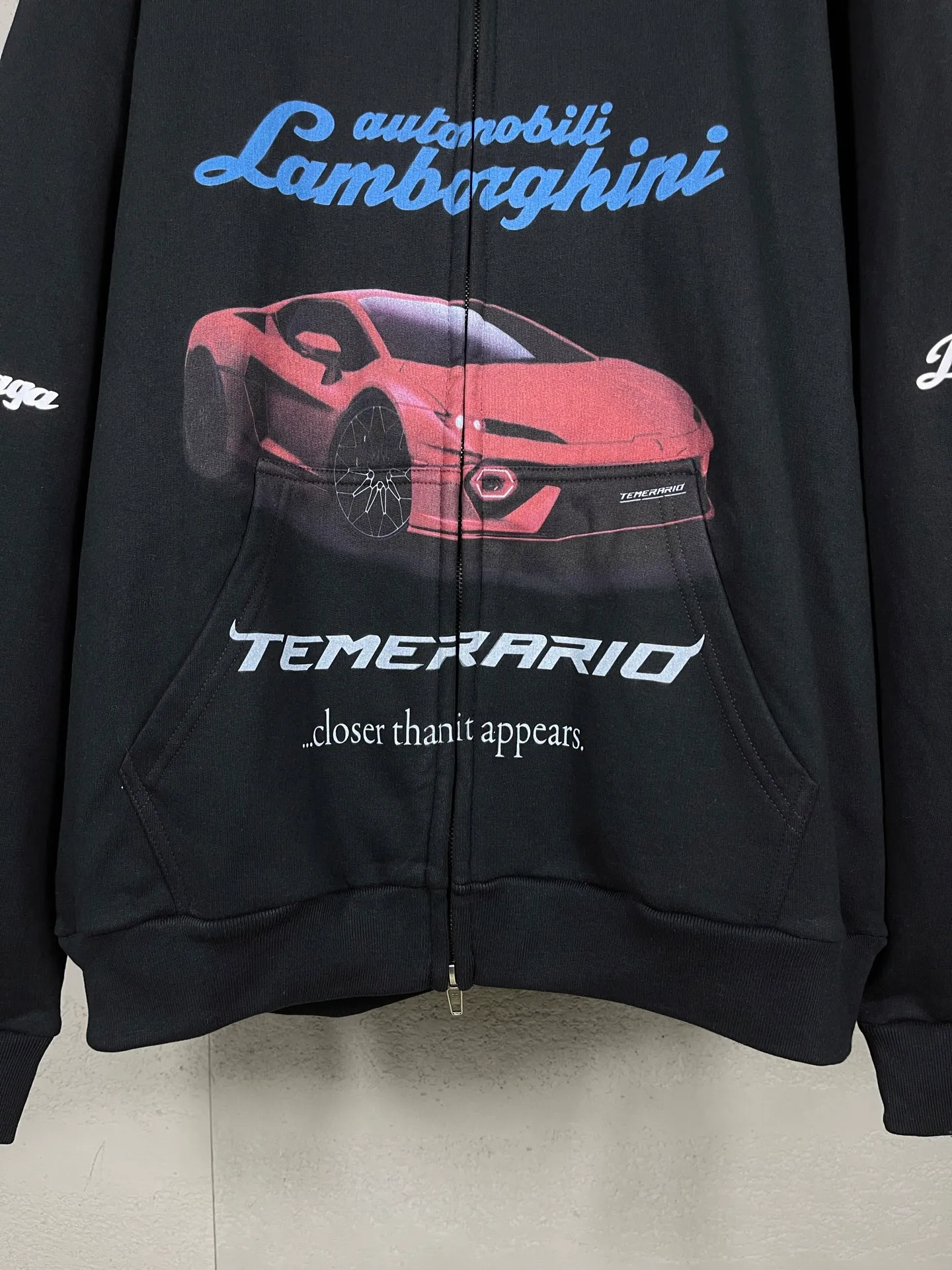 🅿️400 Actual pictures [Top version. Official website quality] BALENCI*GA/Paris co-branded Lamborghini Lamborghini front and back left and right sleeves direct-injection printed zipper cardigan sweatshirt SS25 latest model. Research and development at the first time, different market currencies. Comparisons welcome. The fabric is made of Paris ZP custom-woven and dyed cotton sweatshirt. Weighing 460 grams, the cloth surface is clean. The cloth pattern is clear, soft and comfortable. The threads are dyed with no color difference. Printing adopts computer direct printing. The pattern letters are clear, three-dimensional and without burrs. Jubie market produces pictures based on pictures. Welcome to compare. The version adopts OS loose shoulder design. Same style for men and women. Code: BL2559909 Color: Black Size: XS S M L