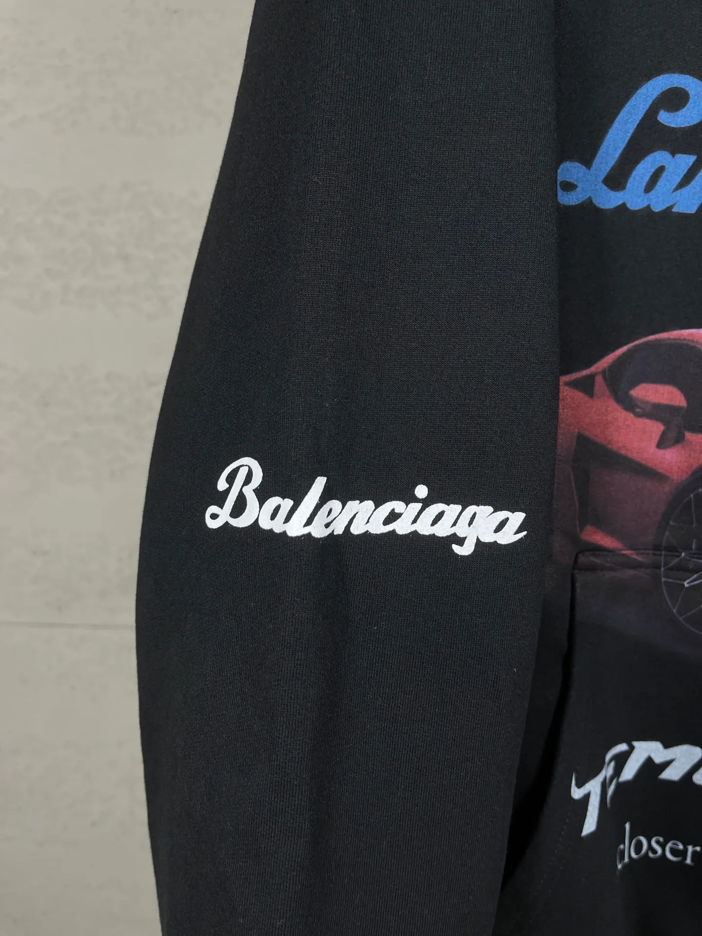 🅿️400 Actual pictures [Top version. Official website quality] BALENCI*GA/Paris co-branded Lamborghini Lamborghini front and back left and right sleeves direct-injection printed zipper cardigan sweatshirt SS25 latest model. Research and development at the first time, different market currencies. Comparisons welcome. The fabric is made of Paris ZP custom-woven and dyed cotton sweatshirt. Weighing 460 grams, the cloth surface is clean. The cloth pattern is clear, soft and comfortable. The threads are dyed with no color difference. Printing adopts computer direct printing. The pattern letters are clear, three-dimensional and without burrs. Jubie market produces pictures based on pictures. Welcome to compare. The version adopts OS loose shoulder design. Same style for men and women. Code: BL2559909 Color: Black Size: XS S M L