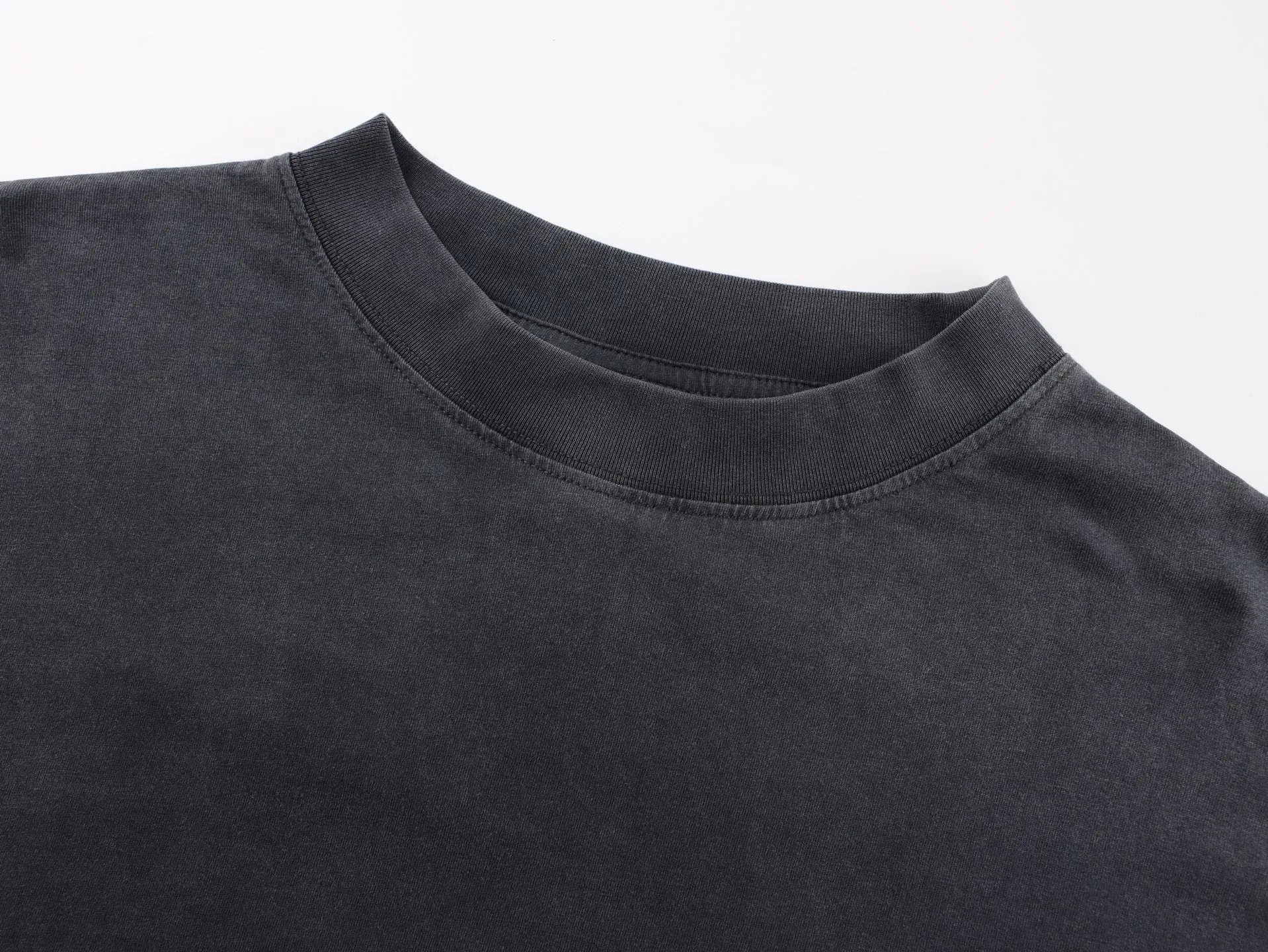 🅿️340 [Exclusive supply] BLCG 25FW double B printed washed and distressed long sleeves. The fabric is made of 200 grams of pure cotton. The weight is just right for the upper body and is very skin-friendly and comfortable. The neckline is different from the previous Bajia. It has a wide neckline. The color is gray and non-market vulcanized black. The printing uses a digital direct printing machine, which makes the hand feel softer. The ink is integrated into the fiber without glue, which increases the wearing comfort. The salt-fried process of garment washing water, the fabric and coarse salt are tumbled at high temperature in the washing machine. The salt particles rub the surface and absorb the dye. The fried-salt process can achieve a more uniform fading effect, making the fabric appear naturally whitened and slightly whitened, making the transition of the entire garment more natural. Size:S-M-L