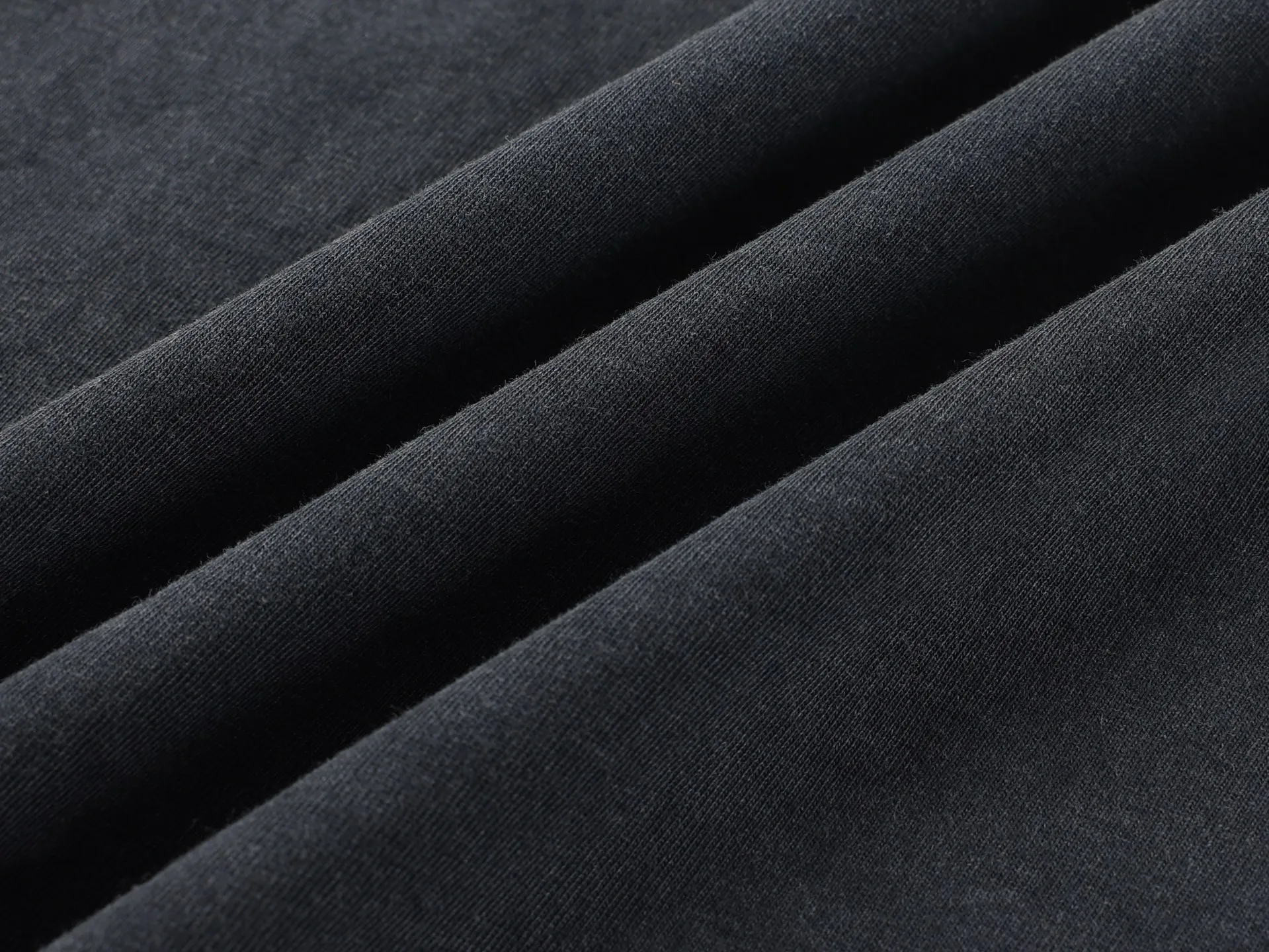 🅿️340 [Exclusive supply] BLCG 25FW double B printed washed and distressed long sleeves. The fabric is made of 200 grams of pure cotton. The weight is just right for the upper body and is very skin-friendly and comfortable. The neckline is different from the previous Bajia. It has a wide neckline. The color is gray and non-market vulcanized black. The printing uses a digital direct printing machine, which makes the hand feel softer. The ink is integrated into the fiber without glue, which increases the wearing comfort. The salt-fried process of garment washing water, the fabric and coarse salt are tumbled at high temperature in the washing machine. The salt particles rub the surface and absorb the dye. The fried-salt process can achieve a more uniform fading effect, making the fabric appear naturally whitened and slightly whitened, making the transition of the entire garment more natural. Size:S-M-L