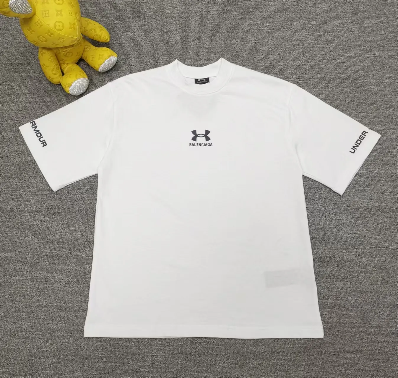The top version of Balenciaga Under Armor printed round neck short-sleeved T-shirt. Purchase the original pattern and make a sample. Compare the original fabric, pattern and details. Fabric: Made of 100% cotton fabric and imported cotton yarn. Soft, skin-friendly and non-irritating.  Craftsmanship: The clothing is a front-shoulder version, and all pieces are cut one-to-one by professional masters. Details: All accessories are genuine one-to-one custom-made and fully equipped, including the buttons on the front of the clothing.  Purchase the original benchmarking details fabric, high version, heavyweight high weight 320g double yarn pure cotton fabric color: black code number: XS S M L P: 290