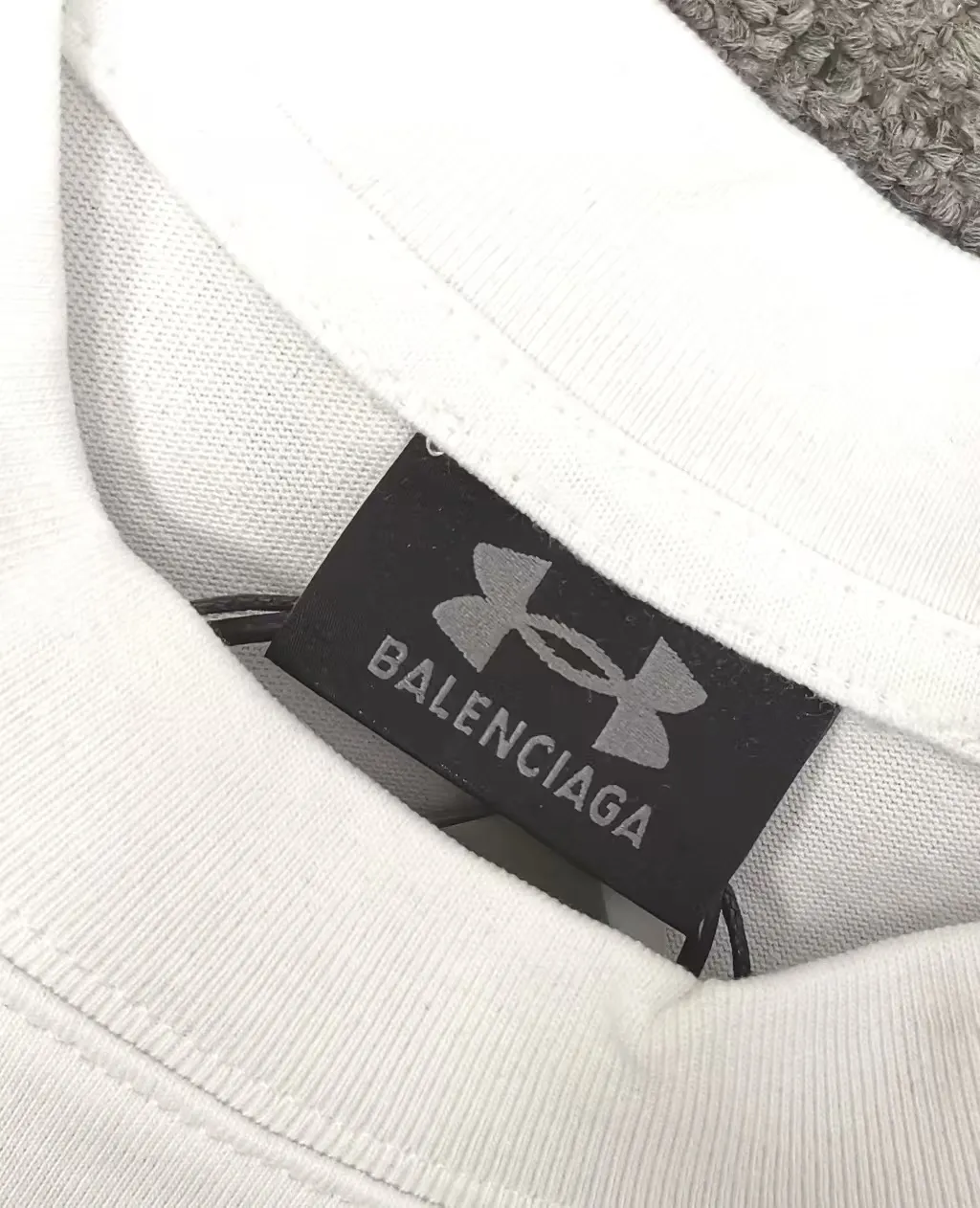 The top version of Balenciaga Under Armor printed round neck short-sleeved T-shirt. Purchase the original pattern and make a sample. Compare the original fabric, pattern and details. Fabric: Made of 100% cotton fabric and imported cotton yarn. Soft, skin-friendly and non-irritating.  Craftsmanship: The clothing is a front-shoulder version, and all pieces are cut one-to-one by professional masters. Details: All accessories are genuine one-to-one custom-made and fully equipped, including the buttons on the front of the clothing.  Purchase the original benchmarking details fabric, high version, heavyweight high weight 320g double yarn pure cotton fabric color: black code number: XS S M L P: 290