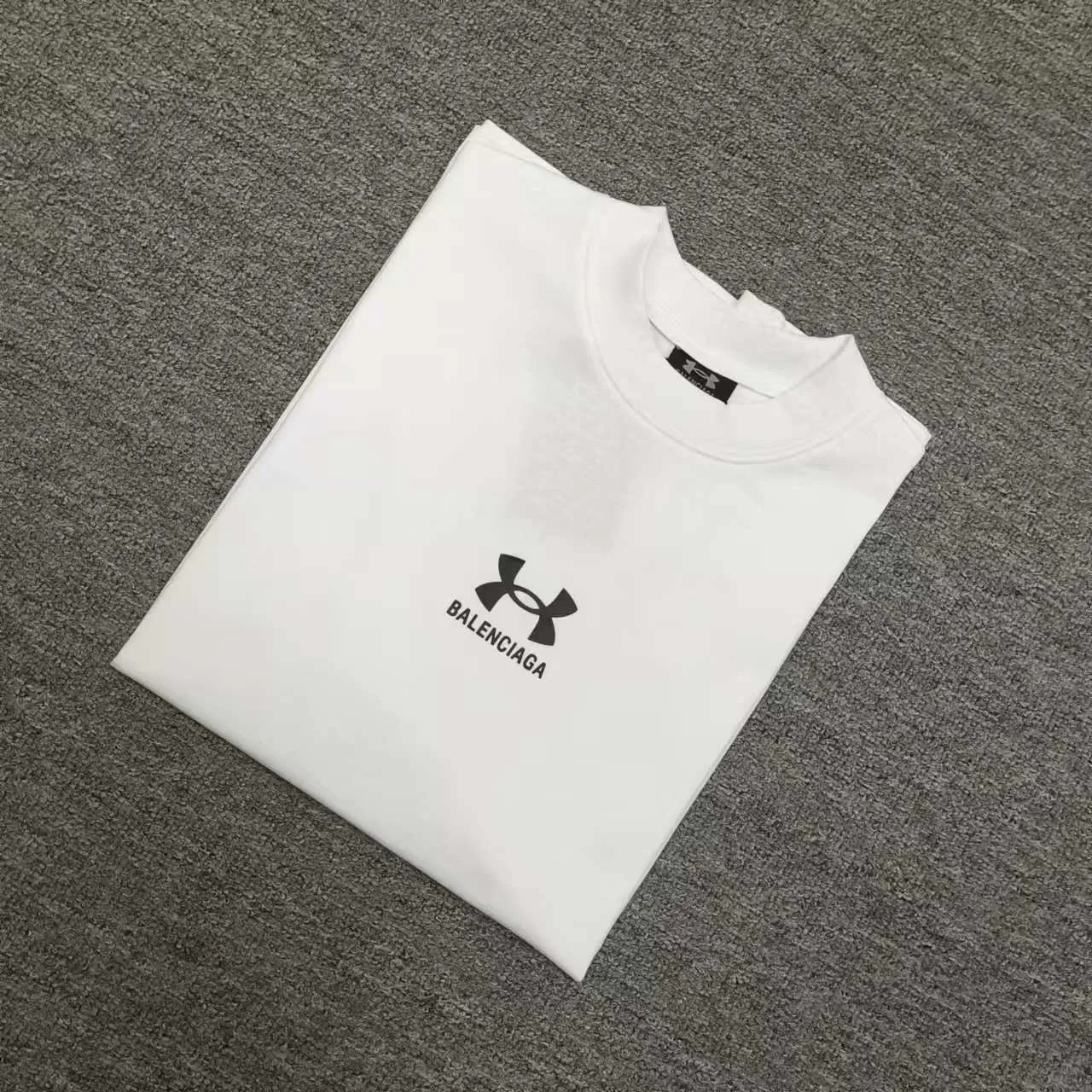The top version of Balenciaga Under Armor printed round neck short-sleeved T-shirt. Purchase the original pattern and make a sample. Compare the original fabric, pattern and details. Fabric: Made of 100% cotton fabric and imported cotton yarn. Soft, skin-friendly and non-irritating.  Craftsmanship: The clothing is a front-shoulder version, and all pieces are cut one-to-one by professional masters. Details: All accessories are genuine one-to-one custom-made and fully equipped, including the buttons on the front of the clothing.  Purchase the original benchmarking details fabric, high version, heavyweight high weight 320g double yarn pure cotton fabric color: black code number: XS S M L P: 290