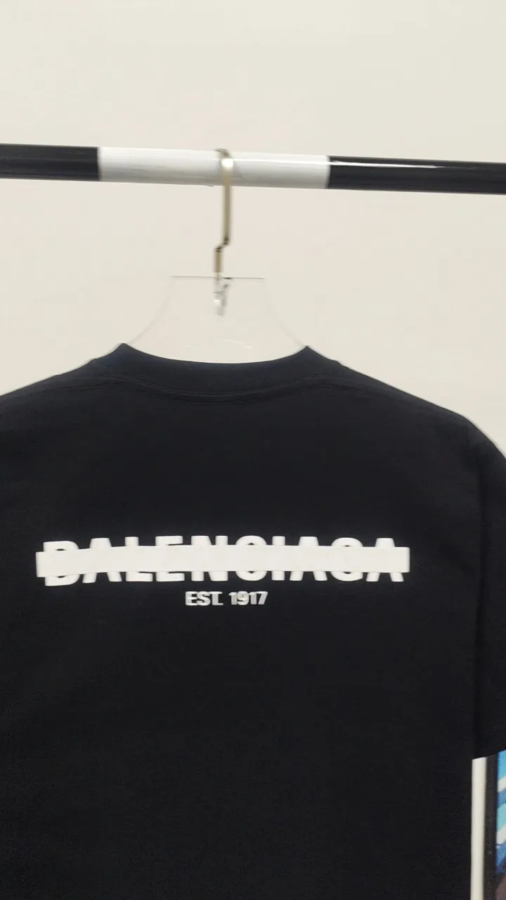 Real shot video on the back————BALENCIAGA Balenciaga’s new tape letter printing male and female couple stars the same style pure cotton loose short-sleeved T-shirt The front and rear platens are hand-printed, precision mesh is used to make the stencil, imported environmentally friendly slurry is scraped, and the letters are clearly restored. The spacing between letters is all the same as the original version. The font size is consistent with the original version. The comparison code number ratio is increased and enlarged. The letters are strictly aligned to highly restore the spacing ratio and three-dimensional sense. The printing has no burrs. Basically, the color difference is minimized to be infinitely close. The printing has transparent bottom lines and no burrs. The yarn is made of Made of 18SJC and imported oil-proof treated thread, there will be no oil stains. The car is imported from Silver Sword with a knife, which does not eat the cloth or leave any cloth. The sewing machine needle uses a No. 9 round-head needle, which does not puncture or break the fibers of the fabric. The density of the thread is 3CM/14 needles, which is tight and not loose or sparse. The double-layer stitching of the back collar is firm and tight. The double chain of the shoulder is routed. The hem is tightened tightly. The fabric is full of drape and consistent with the pattern. The fabric is made of 280g double-ply double-yarn plain cotton fabric, which has full drape and smooth hand feel. Complete color matching from custom dyeing to craftsmanship, customized accessories with three standards Size: XS-L Color: Dark heather gray white black navy blue P:250