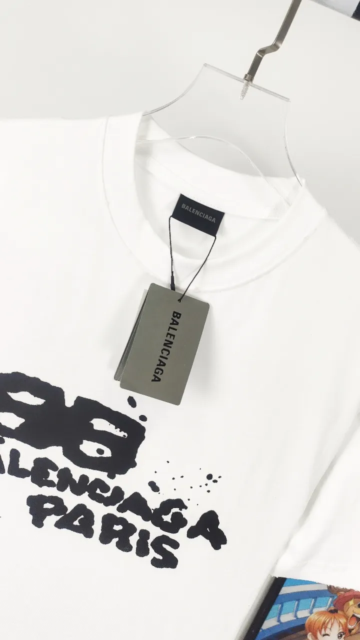 Frontal real-shot video————The top tested version of BALENCIAGA 23SS with graffiti letters for male and female couples stars. The same style pure cotton loose short-sleeved T-shirt. Super iconic colorful brand logo printed pattern. It is fresh and comfortable to match with sports shoes. Suitable for shopping and dating. When layered with bottoming, it will look like a blogger. Low-key and tasteful. Original fabric 280G, double-ply double yarn pure cotton fabric! Threads are custom-woven and dyed, no color difference, no pressure in and out of the counter, through-the-shoulder strapping process, increased washing life of clothes, no deformation, high-version digital printing process, no fading, bright colors, the same style as Internet celebrity stars, regardless of age, body shape, gender, super eye-catching, extremely fashionable, very comfortable to the touch, super texture, fashionable and individual, super versatile and good-looking, a must-have, better for couples Customized collar labels are washed, 100% different from fake versions on the market!  Color: Pink White Black Charcoal Gray Size: XS-L P:260