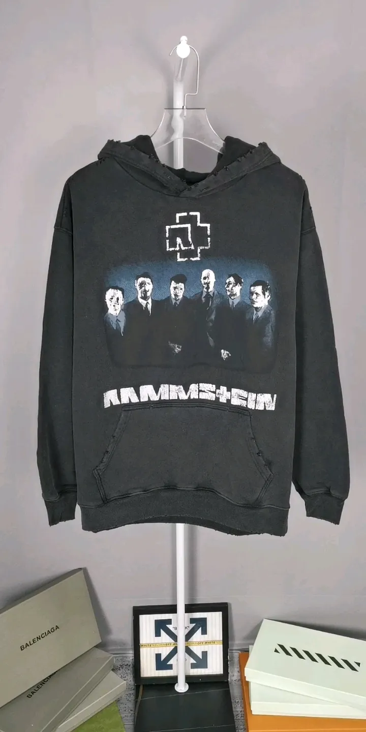 Real shot of the video - Spring and Autumn top tried and tested version Balenciaga SS21 German Rammstein band exclusive Balenciaga male and female couple star's same style pure cotton hoodie and sweatshirt. Custom-woven and dyed 550 grams of vulcanized black fabric. The weight of the fabric after washing is up to 1kg/imported Tajima embroidery. The letters are clear/the fried sand process of ready-made clothes makes the fabric slightly white. The whole body positioning is broken. It is so trendy, contemporary, versatile and stylish! /Printing process: Kornit digital printing direct-injection white color is produced at the same time. There are few such machines and technologies in China! It will definitely not fall off. After being soaked in water at 70 degrees for 40 minutes, it did not fall off even after being rubbed with a hand! / The wash labels on the collar are all limited numbers [1-400 numbers] to ensure that each piece of clothing has a different number and is unique! / It takes a full month and a half from getting the sample to the finished product. You can imagine how difficult it is and our original intention. We never waver and must be authentic. Every piece of clothing is only shown to everyone after passing the inspection!  Quantity available, please take advantage of it! This is not just clothes, it is art and pursuit! In order to show the top tested version, the editor specially added a set of detailed supplementary pictures, all of which are original pictures without processing. OverSize version SIZE: XS-L P:530