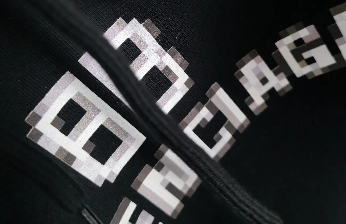 Additional details - Spring and Autumn top proven version Balenciaga 22S early spring new fashion hole phantom mosaic blurred letters loose cotton hoodie sweatshirt. The fabric is made of 520g composite crystal velvet, the fabric density is extremely high, the chest is printed with digital direct injection, the blurred mathematical pattern is dizzy effect, and the hazy gradient phantom printing of the English "Balenciaga" on the chest is restored without any difference. The intercalated gray is a yarn-dyed fabric, and the yarn is dyed first and then woven. Feel free to compare.  Color: Black White Size: XS-L P: 460