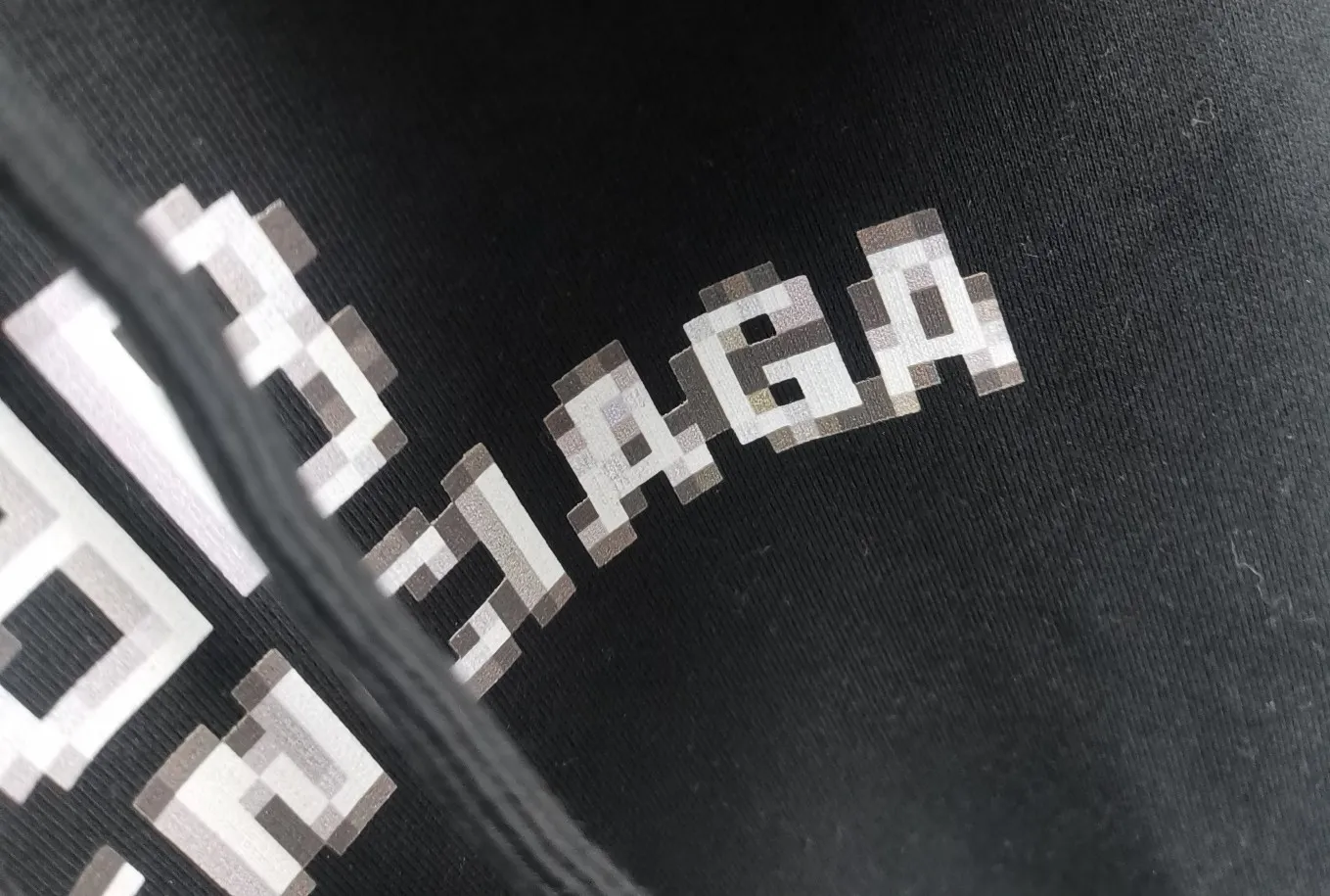 Additional details - Spring and Autumn top proven version Balenciaga 22S early spring new fashion hole phantom mosaic blurred letters loose cotton hoodie sweatshirt. The fabric is made of 520g composite crystal velvet, the fabric density is extremely high, the chest is printed with digital direct injection, the blurred mathematical pattern is dizzy effect, and the hazy gradient phantom printing of the English "Balenciaga" on the chest is restored without any difference. The intercalated gray is a yarn-dyed fabric, and the yarn is dyed first and then woven. Feel free to compare.  Color: Black White Size: XS-L P: 460