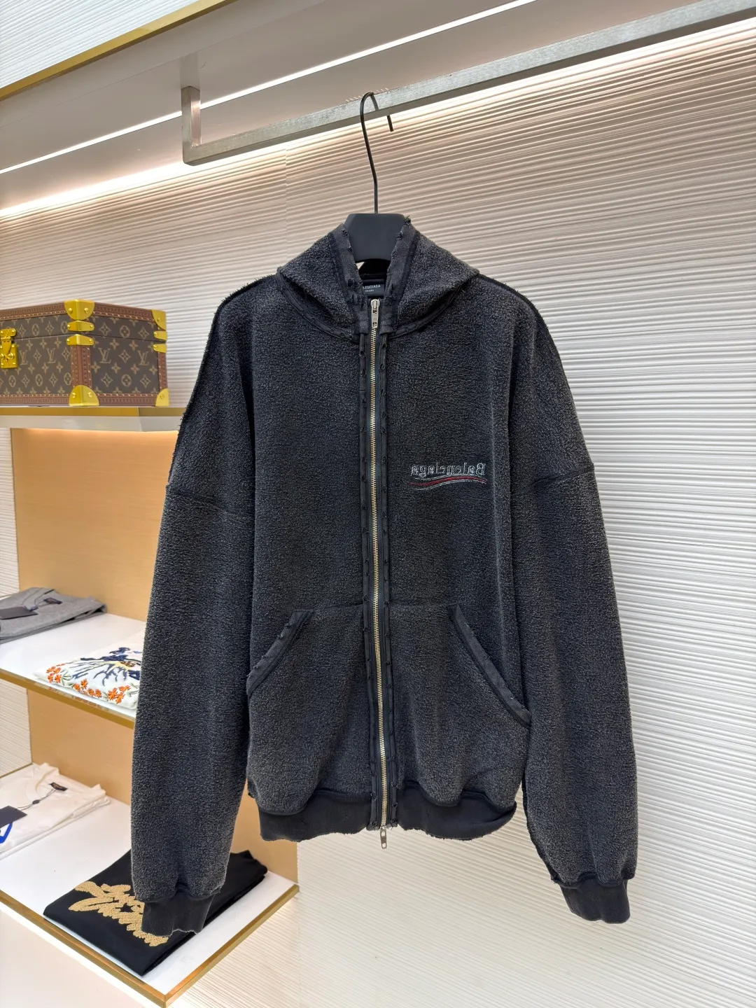 Balenciaga reverse coke zipper hoodie ●Original version: Purchased and developed by 6589 ●Item number: 1681145-B40 ●Material: pure cotton plain fabric ●Technology: distressed production ●Type: loose version ●Weight: about 875 grams ●Size: S-M-L ●Description: The fabric is made of 380G pure cotton plain cloth. The surface is not ready-made terry fabric on the market. We follow the original surface to customize the fleece surface. To distinguish the market version, the embroidery uses an imported Tajima embroidery machine for double-sided embroidery. The stitching on both sides is exactly the same. The double-sided effect is achieved through layered embroidery and clever stitch processing. The backstitch embroidery stitch method is used to accurately control the stitch length and needle entry angle to evenly distribute stitches on the front and back. The fabric is washed and sanded to make the upper body softer and more comfortable. The whole body is hand-worn. Every step requires a little bit of wear by a master, which is time-consuming and labor-intensive. The overall wiring is straight and delicate, the fabric is comfortable and soft, and the color is consistent without color difference. It can be matched with the same style to create a fashionable look and control various occasions. Customized accessories, complete with three standards, same style for men and women!