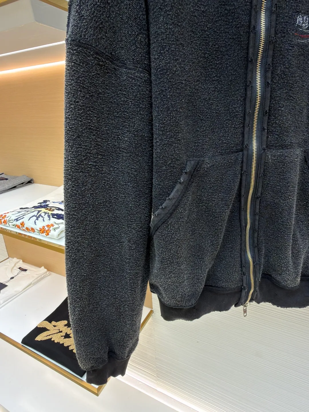 Balenciaga reverse coke zipper hoodie ●Original version: Purchased and developed by 6589 ●Item number: 1681145-B40 ●Material: pure cotton plain fabric ●Technology: distressed production ●Type: loose version ●Weight: about 875 grams ●Size: S-M-L ●Description: The fabric is made of 380G pure cotton plain cloth. The surface is not ready-made terry fabric on the market. We follow the original surface to customize the fleece surface. To distinguish the market version, the embroidery uses an imported Tajima embroidery machine for double-sided embroidery. The stitching on both sides is exactly the same. The double-sided effect is achieved through layered embroidery and clever stitch processing. The backstitch embroidery stitch method is used to accurately control the stitch length and needle entry angle to evenly distribute stitches on the front and back. The fabric is washed and sanded to make the upper body softer and more comfortable. The whole body is hand-worn. Every step requires a little bit of wear by a master, which is time-consuming and labor-intensive. The overall wiring is straight and delicate, the fabric is comfortable and soft, and the color is consistent without color difference. It can be matched with the same style to create a fashionable look and control various occasions. Customized accessories, complete with three standards, same style for men and women!