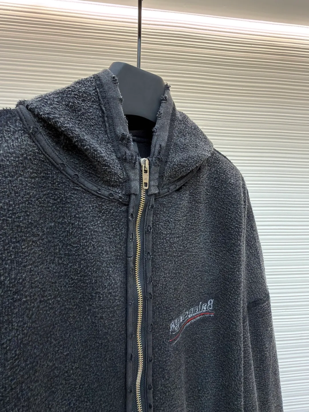 Balenciaga reverse coke zipper hoodie ●Original version: Purchased and developed by 6589 ●Item number: 1681145-B40 ●Material: pure cotton plain fabric ●Technology: distressed production ●Type: loose version ●Weight: about 875 grams ●Size: S-M-L ●Description: The fabric is made of 380G pure cotton plain cloth. The surface is not ready-made terry fabric on the market. We follow the original surface to customize the fleece surface. To distinguish the market version, the embroidery uses an imported Tajima embroidery machine for double-sided embroidery. The stitching on both sides is exactly the same. The double-sided effect is achieved through layered embroidery and clever stitch processing. The backstitch embroidery stitch method is used to accurately control the stitch length and needle entry angle to evenly distribute stitches on the front and back. The fabric is washed and sanded to make the upper body softer and more comfortable. The whole body is hand-worn. Every step requires a little bit of wear by a master, which is time-consuming and labor-intensive. The overall wiring is straight and delicate, the fabric is comfortable and soft, and the color is consistent without color difference. It can be matched with the same style to create a fashionable look and control various occasions. Customized accessories, complete with three standards, same style for men and women!