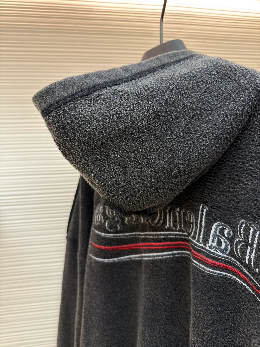 Balenciaga reverse coke zipper hoodie ●Original version: Purchased and developed by 6589 ●Item number: 1681145-B40 ●Material: pure cotton plain fabric ●Technology: distressed production ●Type: loose version ●Weight: about 875 grams ●Size: S-M-L ●Description: The fabric is made of 380G pure cotton plain cloth. The surface is not ready-made terry fabric on the market. We follow the original surface to customize the fleece surface. To distinguish the market version, the embroidery uses an imported Tajima embroidery machine for double-sided embroidery. The stitching on both sides is exactly the same. The double-sided effect is achieved through layered embroidery and clever stitch processing. The backstitch embroidery stitch method is used to accurately control the stitch length and needle entry angle to evenly distribute stitches on the front and back. The fabric is washed and sanded to make the upper body softer and more comfortable. The whole body is hand-worn. Every step requires a little bit of wear by a master, which is time-consuming and labor-intensive. The overall wiring is straight and delicate, the fabric is comfortable and soft, and the color is consistent without color difference. It can be matched with the same style to create a fashionable look and control various occasions. Customized accessories, complete with three standards, same style for men and women!