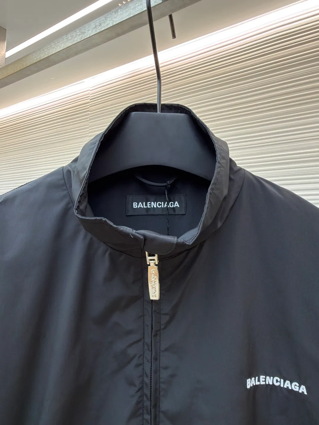 Balenciaga stand collar logo embroidered quick-drying jacket ●Original version: purchased and developed by 10128 ●Item number: 1681403-B40 ●Fabric: Satin blended fabric ●Technology: embroidery production ●Color: black ●Version: Loose fit ●Weight: about 380 grams ●Size: 36-38-40-42 ●Description: This jacket is made of high-quality windproof fabric, with a crisp texture and good breathability. The stand-up collar design fits the neck and is windproof and neat. The brand letters on the back adopt three-dimensional embroidery technology, the stitches are even and full, and the letter shape is three-dimensional and layered, making it highly recognizable. The body is cut in a loose fit with smooth and natural lines, making it comfortable and casual to wear. The ribbed design on the cuffs and hem has excellent elasticity, fits the body shape, and is windproof and warm. The zipper is smooth and durable, and harmonizes with the overall style. From fabric selection to embroidery craftsmanship to rib processing in details, every step reflects the brand's rigorous control of craftsmanship, not only showing a sense of street fashion, but also ensuring practicality and quality through exquisite craftsmanship. The overall wiring is straight and delicate, the fabric is comfortable and soft, and the color is consistent without color difference. It can be matched with the same style to create a fashionable look, and can be used in various occasions. Customized accessories, complete with three standards, the same style for men and women.