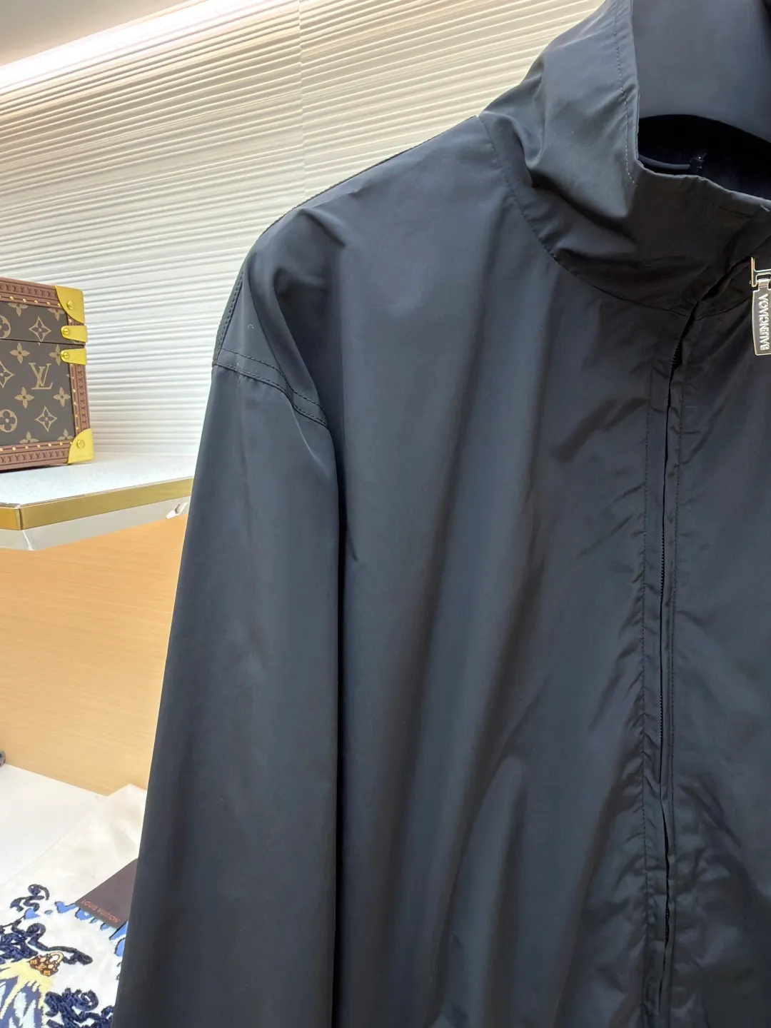 Balenciaga stand collar logo embroidered quick-drying jacket ●Original version: purchased and developed by 10128 ●Item number: 1681403-B40 ●Fabric: Satin blended fabric ●Technology: embroidery production ●Color: black ●Version: Loose fit ●Weight: about 380 grams ●Size: 36-38-40-42 ●Description: This jacket is made of high-quality windproof fabric, with a crisp texture and good breathability. The stand-up collar design fits the neck and is windproof and neat. The brand letters on the back adopt three-dimensional embroidery technology, the stitches are even and full, and the letter shape is three-dimensional and layered, making it highly recognizable. The body is cut in a loose fit with smooth and natural lines, making it comfortable and casual to wear. The ribbed design on the cuffs and hem has excellent elasticity, fits the body shape, and is windproof and warm. The zipper is smooth and durable, and harmonizes with the overall style. From fabric selection to embroidery craftsmanship to rib processing in details, every step reflects the brand's rigorous control of craftsmanship, not only showing a sense of street fashion, but also ensuring practicality and quality through exquisite craftsmanship. The overall wiring is straight and delicate, the fabric is comfortable and soft, and the color is consistent without color difference. It can be matched with the same style to create a fashionable look, and can be used in various occasions. Customized accessories, complete with three standards, the same style for men and women.